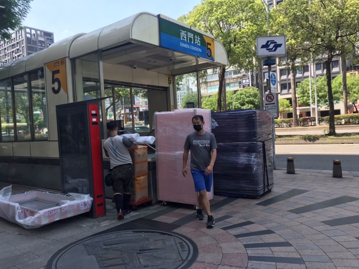 只需搬運單一重物?搬運單一自動販賣機、夾娃娃機、販賣機、自動咖啡機、公仔自動販賣機、特殊重物推薦【榮福搬家】專業包裝防護搬運「細膩包裝手法、專業搬運技巧、用心服務、以客為尊」是榮福搬家公司的宗旨與精神。歡迎立即來電02-2651-2727專人服務。 只需搬運單一重物?搬運單一自動販賣機、夾娃娃機、販賣機、自動咖啡機、公仔自動販賣機、特殊重物推薦【榮福搬家】專業包裝防護搬運「細膩包裝手法、專業搬運技巧、用心服務、以客為尊」是榮福搬家公司的宗旨與精神。歡迎立即來電02-2651-2727專人服務。