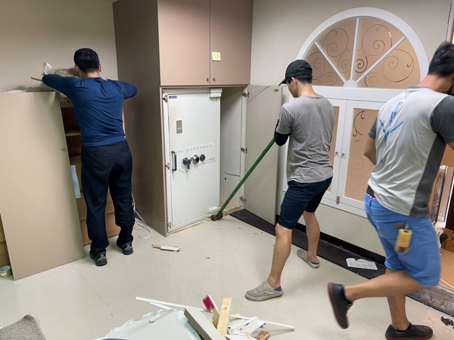 金庫搬運、打壁虎吊掛搬運、搬重物【榮福搬家公司】石墩搬運、搬石椅、搬石頭桌、搬洗衣機、搬披薩窯、精搬金庫、搬保險櫃、精搬魚缸、精搬鋼琴、跨縣市搬家、搬工計時、人力搬運、搬運、搬重物技巧、重物搬運器、搬重物工具、冰箱搬運、搬家具、搬家首選、吊掛搬運、吊家具搬運、吊金庫搬運、特殊重物搬運、單件重物搬運、搬醫療床、專搬重物、企業搬運服務、公司行號搬遷、搬遷、新北搬家公司推薦、搬家公司、基隆搬家、南港搬家、桃園搬家公司推薦、台北搬家公司推薦:大台北搬家,精緻包裝搬運「細膩包裝、專業搬運、用心服務、以客為尊」是榮福搬家公司的宗旨與精神。歡迎立即來電02-2651-2727專人服務。 金庫搬運、打壁虎吊掛搬運、搬重物【榮福搬家公司】石墩搬運、搬石椅、搬石頭桌、搬洗衣機、搬披薩窯、精搬金庫、搬保險櫃、精搬魚缸、精搬鋼琴、跨縣市搬家、搬工計時、人力搬運、搬運、搬重物技巧、重物搬運器、搬重物工具、冰箱搬運、搬家具、搬家首選、吊掛搬運、吊家具搬運、吊金庫搬運、特殊重物搬運、單件重物搬運、搬醫療床、專搬重物、企業搬運服務、公司行號搬遷、搬遷、新北搬家公司推薦、搬家公司、基隆搬家、南港搬家、桃園搬家公司推薦、台北搬家公司推薦:大台北搬家,精緻包裝搬運「細膩包裝、專業搬運、用心服務、以客為尊」是榮福搬家公司的宗旨與精神。歡迎立即來電02-2651-2727專人服務。