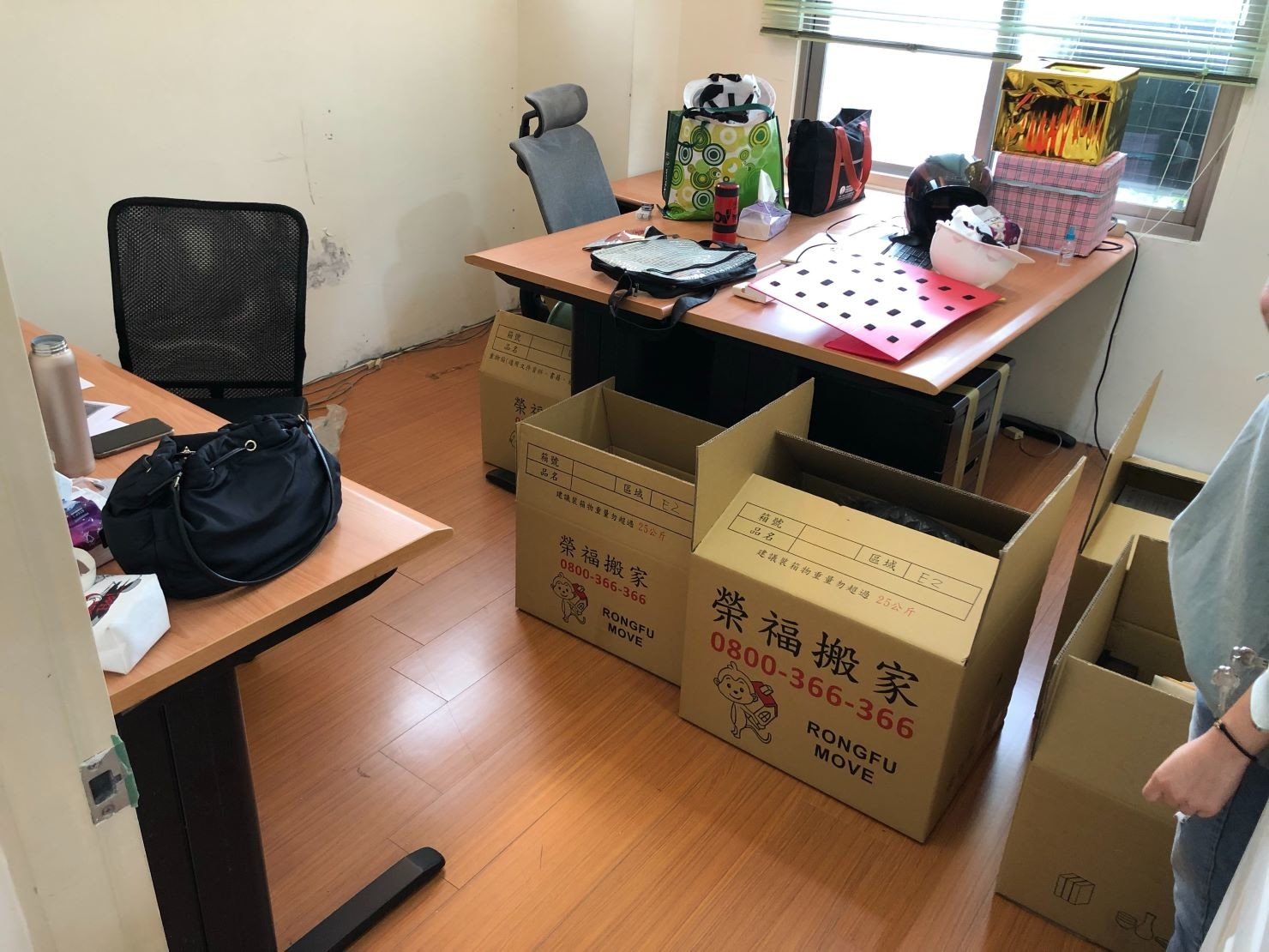 家庭搬家【榮福搬家】裝箱打包、 精緻搬家,值得您的選擇與信賴:辦公區域打包裝箱服務 家庭搬家【榮福搬家】裝箱打包、 精緻搬家,值得您的選擇與信賴:辦公區域打包裝箱服務