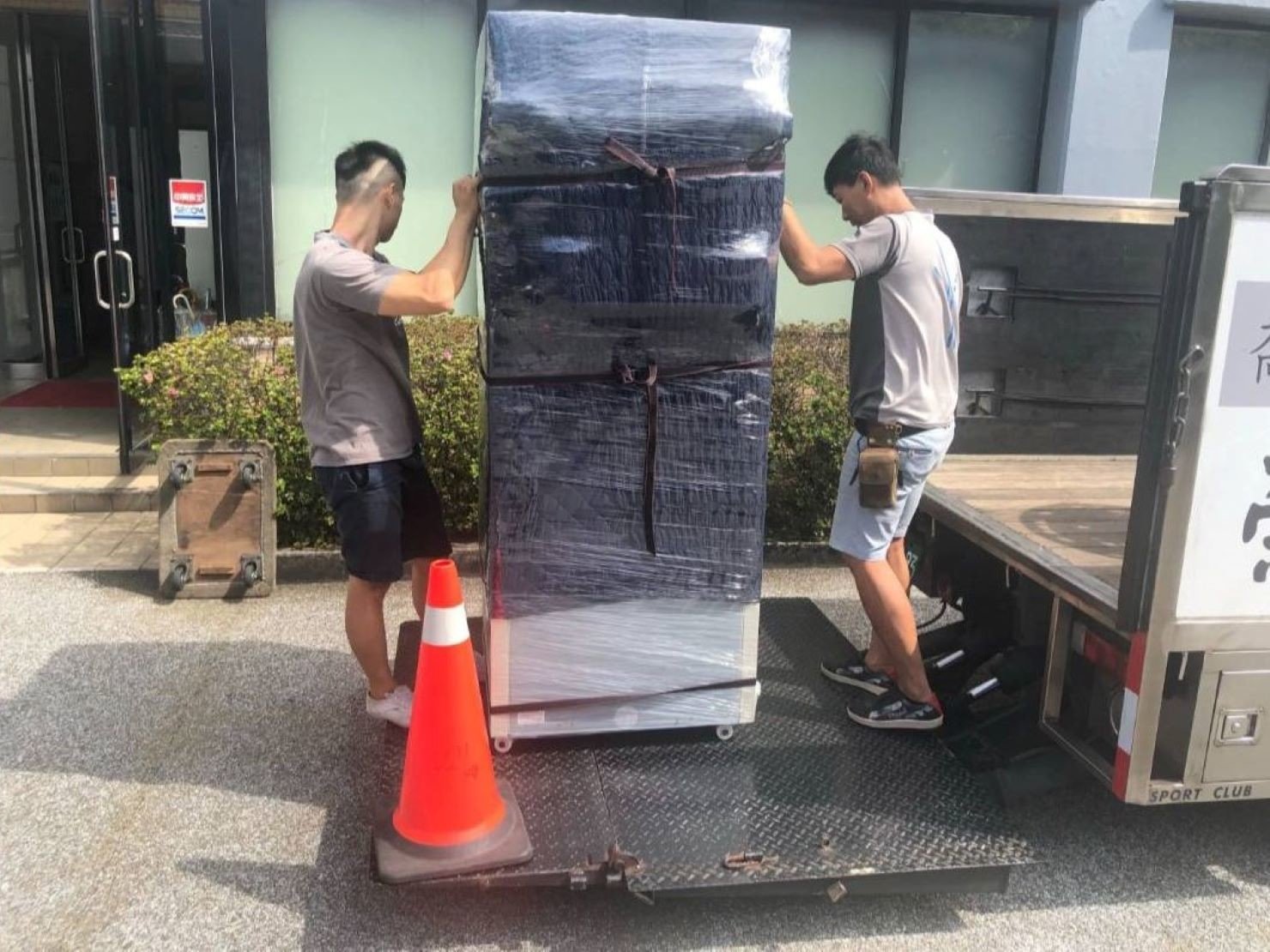 搬家【榮福搬家公司】台北搬家、新北搬家、重物搬運推薦:師傅們一前一後將冰箱推至升降板上。 搬家【榮福搬家公司】台北搬家、新北搬家、重物搬運推薦:師傅們一前一後將冰箱推至升降板上。