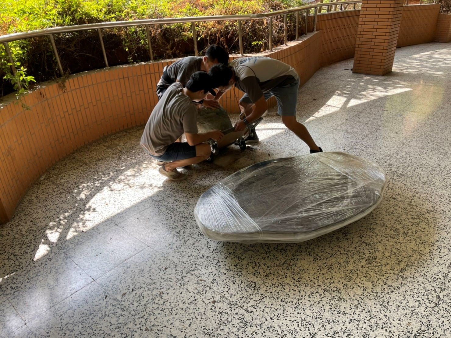 搬庭園造景設計景觀石桌椅【榮福搬家公司】石墩搬運、搬石桌椅、搬石頭桌椅、搬重物藝術品、搬家首選、吊掛搬運、吊家具搬運、特殊重物搬運、專搬重物、新北搬家推薦、搬家公司、基隆搬家、南港搬家、桃園搬家、板橋搬家、桃園搬家公司、台北搬家公司推薦、大台北搬家,各項搬家、搬運「細膩包裝、專業搬家及搬運、用心服務、以客為尊」是榮福搬家公司的宗旨與精神。歡迎立即來電02-2651-2727專人服務。 搬庭園造景設計景觀石桌椅【榮福搬家公司】石墩搬運、搬石桌椅、搬石頭桌椅、搬重物藝術品、搬家首選、吊掛搬運、吊家具搬運、特殊重物搬運、專搬重物、新北搬家推薦、搬家公司、基隆搬家、南港搬家、桃園搬家、板橋搬家、桃園搬家公司、台北搬家公司推薦、大台北搬家,各項搬家、搬運「細膩包裝、專業搬家及搬運、用心服務、以客為尊」是榮福搬家公司的宗旨與精神。歡迎立即來電02-2651-2727專人服務。