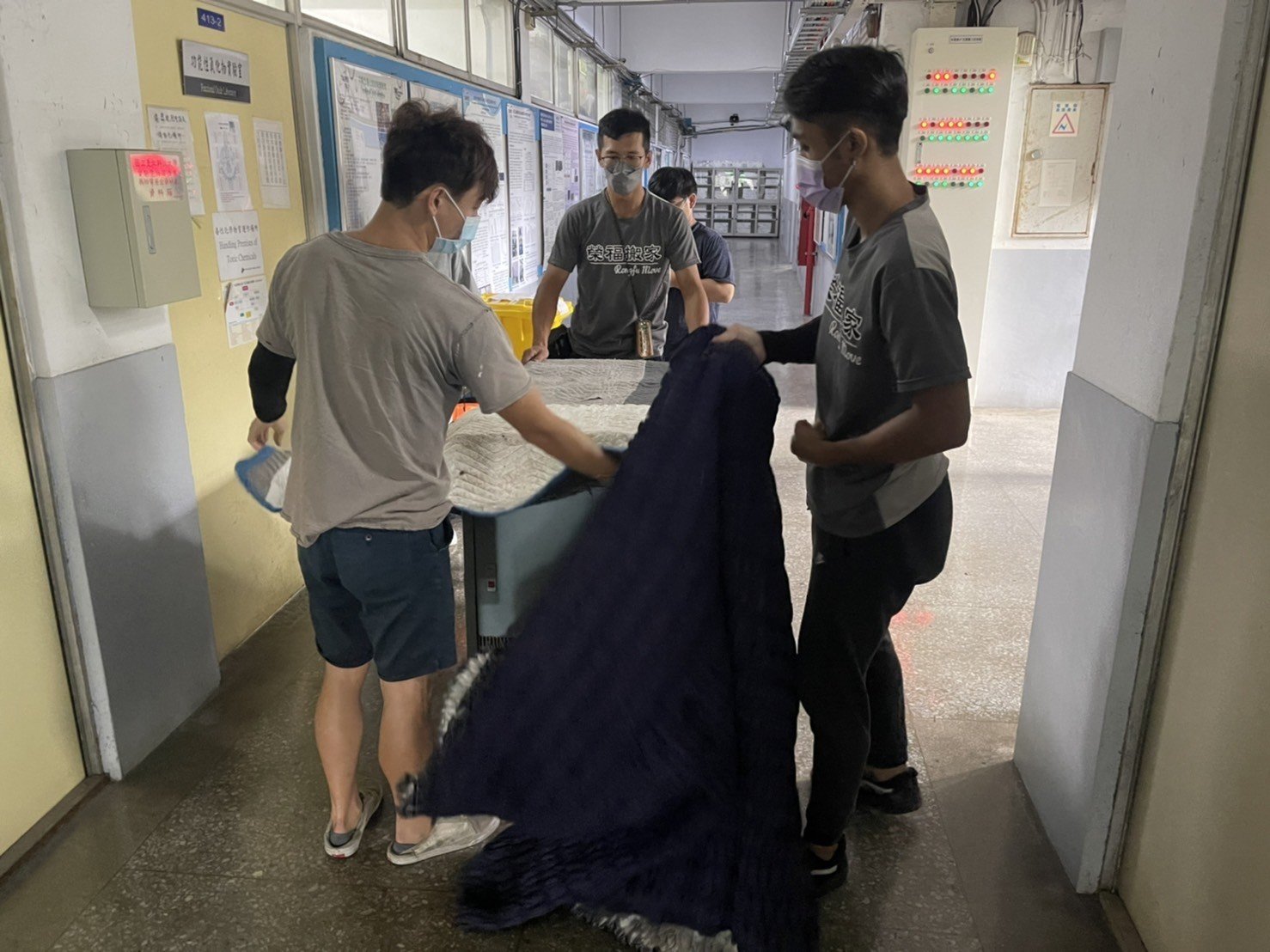 特殊搬運、搬重物【榮福搬家】醫療器材、醫療設備搬運、實驗室器材搬運、實業室高溫加熱器、科技大學社團設備移動、搬運搬單一物件、南港搬家、桃園搬家公司推薦、新北搬家公司推薦、可配合校園室內移動、生技科學儀器搬運、海關箱待拆、醫療儀器專業搬運、公司行號搬、專搬重物、搬工服務、人力搬運,針對顧客都秉持以用心實在專業搬家技巧,搬家實在用心值得您的信賴與選擇。歡迎來電咨詢02-2651-2727,榮福搬家有專員立即為您服務。 特殊搬運、搬重物【榮福搬家】醫療器材、醫療設備搬運、實驗室器材搬運、實業室高溫加熱器、科技大學社團設備移動、搬運搬單一物件、南港搬家、桃園搬家公司推薦、新北搬家公司推薦、可配合校園室內移動、生技科學儀器搬運、海關箱待拆、醫療儀器專業搬運、公司行號搬、專搬重物、搬工服務、人力搬運,針對顧客都秉持以用心實在專業搬家技巧,搬家實在用心值得您的信賴與選擇。歡迎來電咨詢02-2651-2727,榮福搬家有專員立即為您服務。