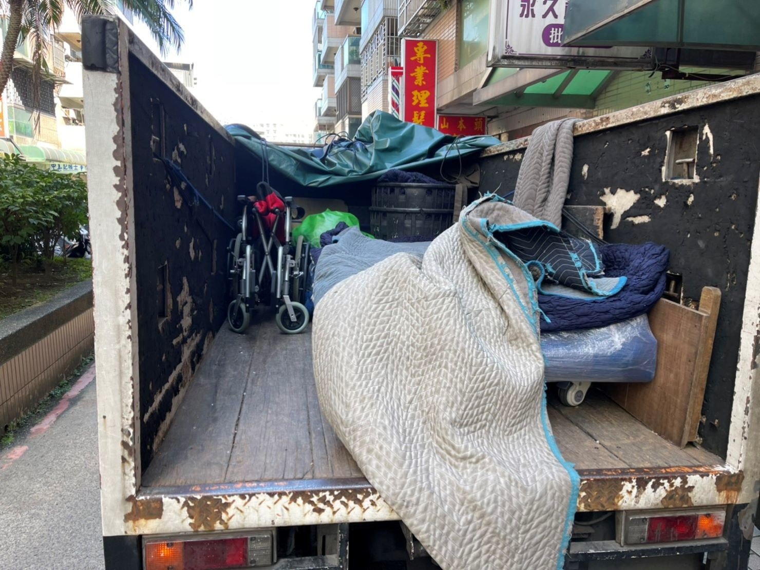搬重物、重物搬運唯一首選【榮福搬家公司】石墩搬運、搬石椅、搬石頭桌、搬洗衣機、搬披薩窯、精搬金庫、搬保險櫃、精搬魚缸、精搬鋼琴、鋼琴搬運、搬三角琴、跨縣市搬家、搬工派遣、搬運、搬醫療床、床墊搬運、冰箱搬運、搬營業用冰箱、搬生財器具、搬醫療電動床、大型家電搬運、搬家具、單件家具運送、搬家首選、吊掛搬運、吊家具搬運、特殊重物搬運、專搬重物、新北搬家推薦、搬家公司、基隆搬家、南港搬家、桃園搬家公司、台北搬家公司推薦:大台北搬家,精緻包裝搬運「細膩包裝、專業搬運、用心服務、以客為尊」是榮福搬家公司的宗旨與精神。歡迎立即來電02-2651-2727專人服務。系統式家具拆裝找專業的榮福搬家就對了。 搬重物、重物搬運唯一首選【榮福搬家公司】石墩搬運、搬石椅、搬石頭桌、搬洗衣機、搬披薩窯、精搬金庫、搬保險櫃、精搬魚缸、精搬鋼琴、鋼琴搬運、搬三角琴、跨縣市搬家、搬工派遣、搬運、搬醫療床、床墊搬運、冰箱搬運、搬營業用冰箱、搬生財器具、搬醫療電動床、大型家電搬運、搬家具、單件家具運送、搬家首選、吊掛搬運、吊家具搬運、特殊重物搬運、專搬重物、新北搬家推薦、搬家公司、基隆搬家、南港搬家、桃園搬家公司、台北搬家公司推薦:大台北搬家,精緻包裝搬運「細膩包裝、專業搬運、用心服務、以客為尊」是榮福搬家公司的宗旨與精神。歡迎立即來電02-2651-2727專人服務。系統式家具拆裝找專業的榮福搬家就對了。