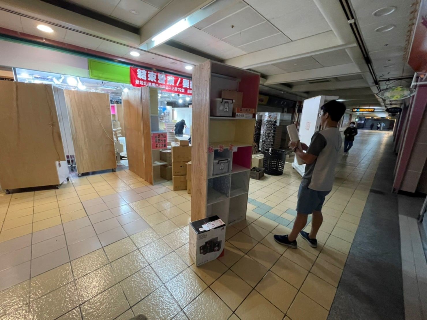 捷運地下街店面搬遷【榮福搬家公司】店面搬遷、精搬金庫、搬保險櫃、精搬魚缸、魚缸搬運、跨縣搬家、搬工派遣、搬洗衣機、搬床墊、搬冰箱、搬家具、搬家首選、吊掛搬運、吊家具搬運、新北搬家公司推薦、桃園搬家推薦、南港搬家、基隆搬家、台北搬家公司推薦:大台北搬家,精緻包裝搬運「細膩包裝、專業搬運、用心服務、以客為尊」是榮福搬家公司的宗旨與精神。歡迎立即來電02-2651-2727專人服務。 捷運地下街店面搬遷【榮福搬家公司】店面搬遷、精搬金庫、搬保險櫃、精搬魚缸、魚缸搬運、跨縣搬家、搬工派遣、搬洗衣機、搬床墊、搬冰箱、搬家具、搬家首選、吊掛搬運、吊家具搬運、新北搬家公司推薦、桃園搬家推薦、南港搬家、基隆搬家、台北搬家公司推薦:大台北搬家,精緻包裝搬運「細膩包裝、專業搬運、用心服務、以客為尊」是榮福搬家公司的宗旨與精神。歡迎立即來電02-2651-2727專人服務。