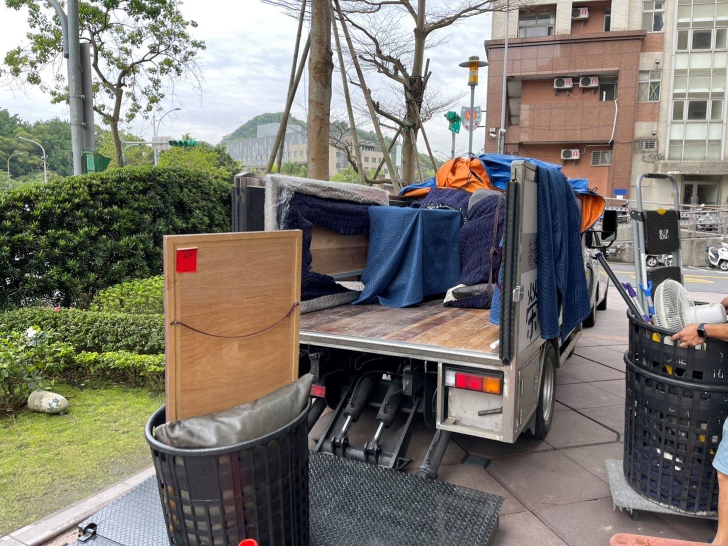 搬家公司推薦、新北搬家公司推薦【榮福搬家公司】口碑第一、搬家首選、南港搬家、桃園搬家公司推薦、台北搬家公司推薦、搬衣櫃、搬大型家具、搬家具、冰箱搬運、搬洗衣機、基隆搬家、搬家電、床墊搬運、搬金庫、搬保險櫃、搬公司行號、大型廚具搬運、各式各樣機台搬運、搬冷凍櫃、搬運動器材、店面搬遷、廠房遷移、百貨專櫃進撤櫃、家庭搬家、搬鋼琴、搬工計時、搬工服務、人力搬運、搬運、跨縣市搬家、重物搬運、魚缸搬運、搬按摩椅、搬電動醫療床、搬神桌、單件家具運送、吊家具搬運、搬家紙箱,針對顧客都秉持以用心實在專業搬家技巧,搬家實在用心值得您的信賴與選擇。歡迎來電咨詢02-2651-2727,榮福搬家有專員立即為您服務。系統式家具拆裝找專業的榮福搬家就對了。 搬家公司推薦、新北搬家公司推薦【榮福搬家公司】口碑第一、搬家首選、南港搬家、桃園搬家公司推薦、台北搬家公司推薦、搬衣櫃、搬大型家具、搬家具、冰箱搬運、搬洗衣機、基隆搬家、搬家電、床墊搬運、搬金庫、搬保險櫃、搬公司行號、大型廚具搬運、各式各樣機台搬運、搬冷凍櫃、搬運動器材、店面搬遷、廠房遷移、百貨專櫃進撤櫃、家庭搬家、搬鋼琴、搬工計時、搬工服務、人力搬運、搬運、跨縣市搬家、重物搬運、魚缸搬運、搬按摩椅、搬電動醫療床、搬神桌、單件家具運送、吊家具搬運、搬家紙箱,針對顧客都秉持以用心實在專業搬家技巧,搬家實在用心值得您的信賴與選擇。歡迎來電咨詢02-2651-2727,榮福搬家有專員立即為您服務。系統式家具拆裝找專業的榮福搬家就對了。