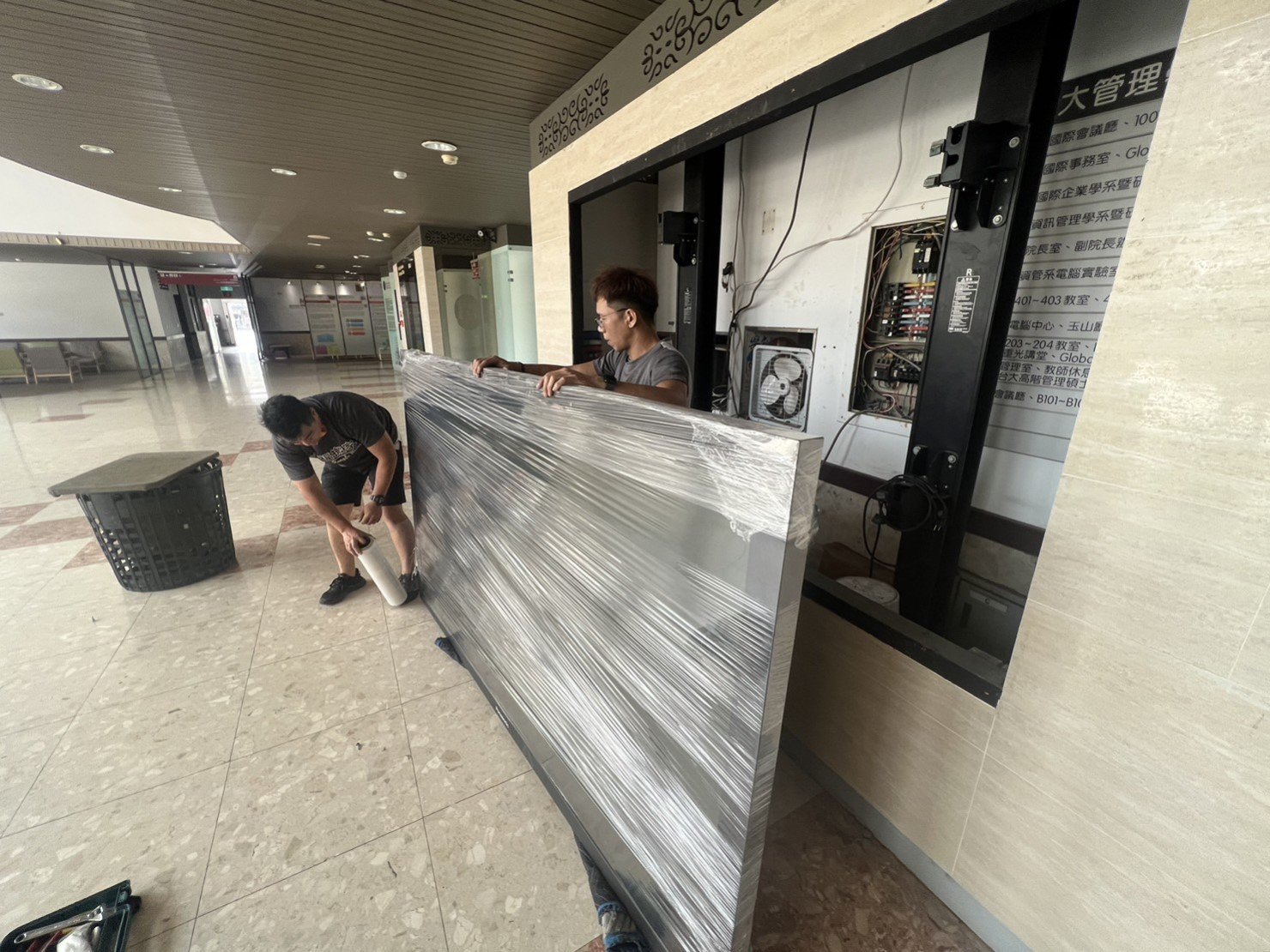 校園內電子布告欄搬運、展場電子布告欄搬運、會場電子布告欄搬運、百貨電子布告欄搬運、100吋電視專業搬運、100吋以上螢幕顯示器搬運、搬運單一展演電視架、演唱會電子布告欄搬運、音樂會電子布套欄搬運、藝術展演電子顯示器搬運【榮福搬家公司】記者會電視架、婚宴電視架、會議簡報電視架、展覽電視架、電視廣告看板、移動式電子 螢幕搬運、搬工計時、搬家具、搬家首選、新北搬家公司推薦、搬家車、搬家公司、基隆搬家、南港搬家、桃園搬家公司推薦、台北搬家公司推薦:大台北搬家,精緻包裝搬運「細膩包裝、專業搬運、用心服務、以客為尊」是榮福搬家公司的宗旨與精神。歡迎立即來電02-2651-2727專人服務。 校園內電子布告欄搬運、展場電子布告欄搬運、會場電子布告欄搬運、百貨電子布告欄搬運、100吋電視專業搬運、100吋以上螢幕顯示器搬運、搬運單一展演電視架、演唱會電子布告欄搬運、音樂會電子布套欄搬運、藝術展演電子顯示器搬運【榮福搬家公司】記者會電視架、婚宴電視架、會議簡報電視架、展覽電視架、電視廣告看板、移動式電子 螢幕搬運、搬工計時、搬家具、搬家首選、新北搬家公司推薦、搬家車、搬家公司、基隆搬家、南港搬家、桃園搬家公司推薦、台北搬家公司推薦:大台北搬家,精緻包裝搬運「細膩包裝、專業搬運、用心服務、以客為尊」是榮福搬家公司的宗旨與精神。歡迎立即來電02-2651-2727專人服務。