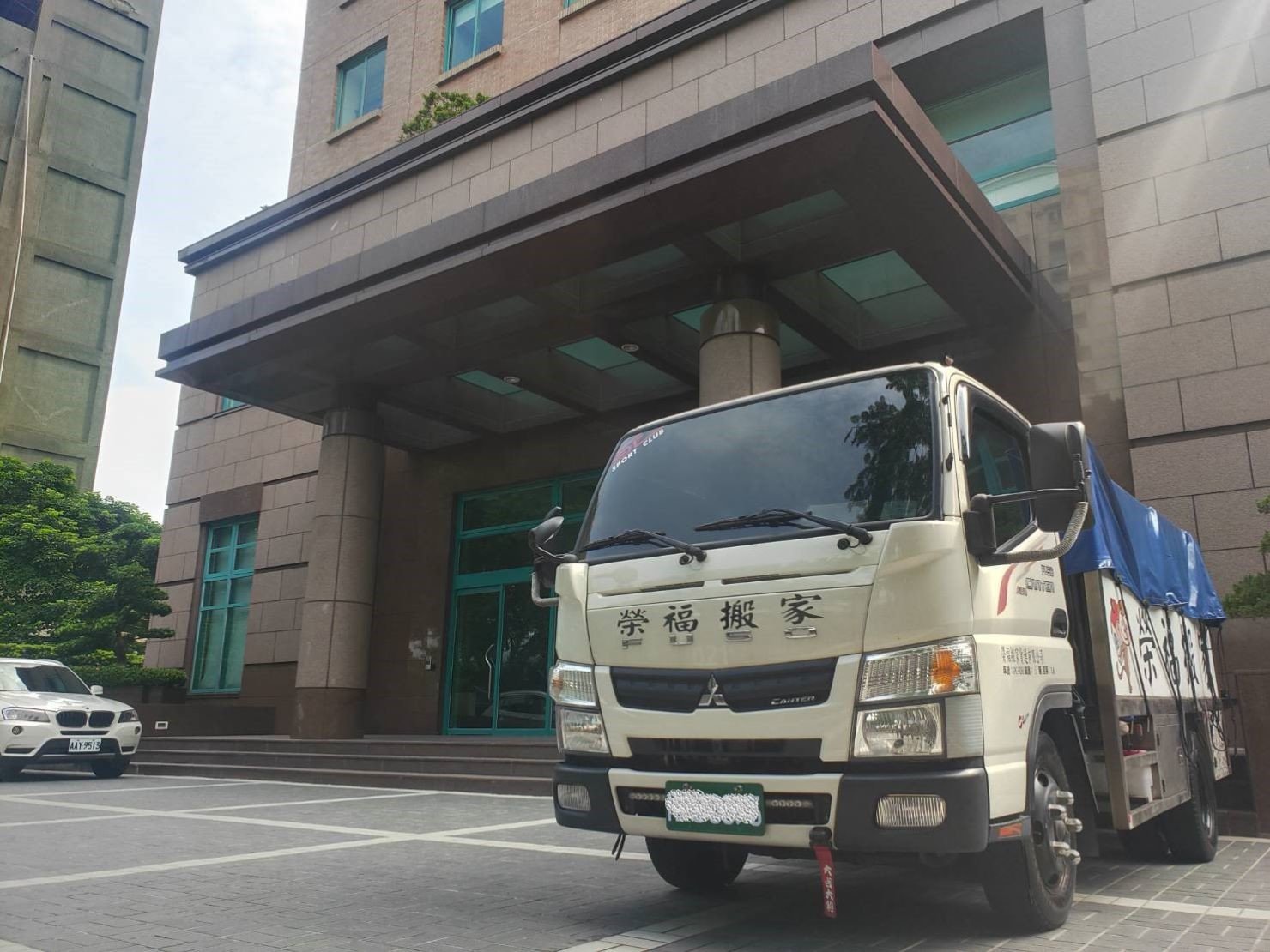 專搬鋼琴【榮福搬家公司】搬重物、口碑第一、台北搬家推薦:搬運貨車抵達目的地後,暫停門口臨時停車位準備下貨。 專搬鋼琴【榮福搬家公司】搬重物、口碑第一、台北搬家推薦:搬運貨車抵達目的地後,暫停門口臨時停車位準備下貨。