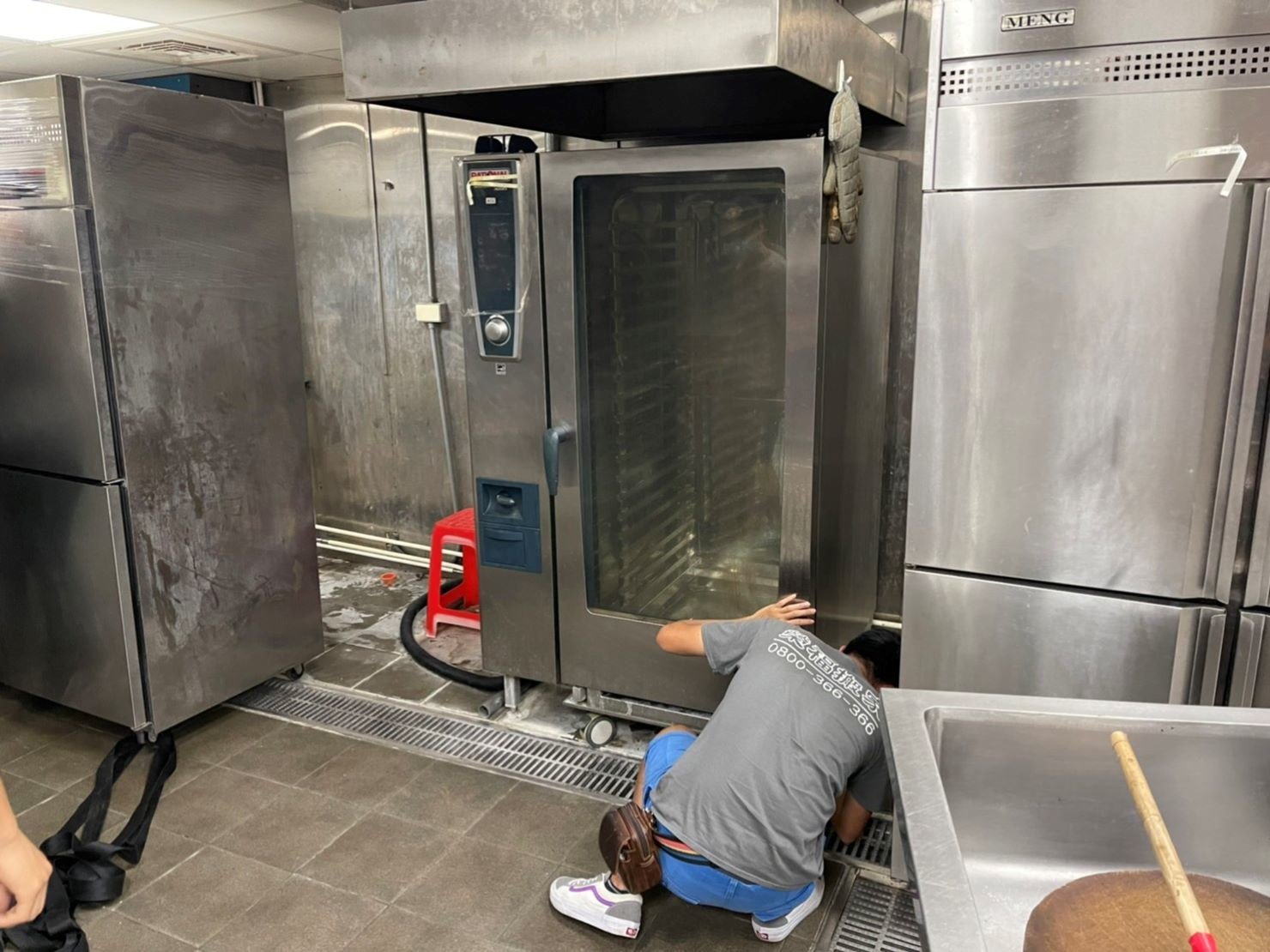 店面搬遷、搬家公司推薦、台北搬家推薦【榮福搬家公司】搬生財器具、搬冷凍櫃、搬冷藏冰箱、大型爐台搬運、搬窯烤爐、搬營業用蒸烤箱、南港搬家、桃園搬家公司推薦、新北搬家公司推薦、百貨公司進撤櫃、專櫃進撤櫃、企業搬運服務、搬公司行號、廠房遷移、搬精密儀器、公司行號搬遷、政府機關搬遷、百貨專櫃遷移、學校單位搬遷、大型設備搬遷、搬大型廚房設備、中央廚房搬遷、搬營業用冰箱、搬營業用製冰機、三層營業用烤箱搬運、搬工作檯冰箱、搬工計時、搬工服務、人力搬運,針對顧客都秉持以用心實在專業搬家技巧,搬家實在用心值得您的信賴與選擇。歡迎來電咨詢02-2651-2727,榮福搬家有專員立即為您服務。 店面搬遷、搬家公司推薦、台北搬家推薦【榮福搬家公司】搬生財器具、搬冷凍櫃、搬冷藏冰箱、大型爐台搬運、搬窯烤爐、搬營業用蒸烤箱、南港搬家、桃園搬家公司推薦、新北搬家公司推薦、百貨公司進撤櫃、專櫃進撤櫃、企業搬運服務、搬公司行號、廠房遷移、搬精密儀器、公司行號搬遷、政府機關搬遷、百貨專櫃遷移、學校單位搬遷、大型設備搬遷、搬大型廚房設備、中央廚房搬遷、搬營業用冰箱、搬營業用製冰機、三層營業用烤箱搬運、搬工作檯冰箱、搬工計時、搬工服務、人力搬運,針對顧客都秉持以用心實在專業搬家技巧,搬家實在用心值得您的信賴與選擇。歡迎來電咨詢02-2651-2727,榮福搬家有專員立即為您服務。
