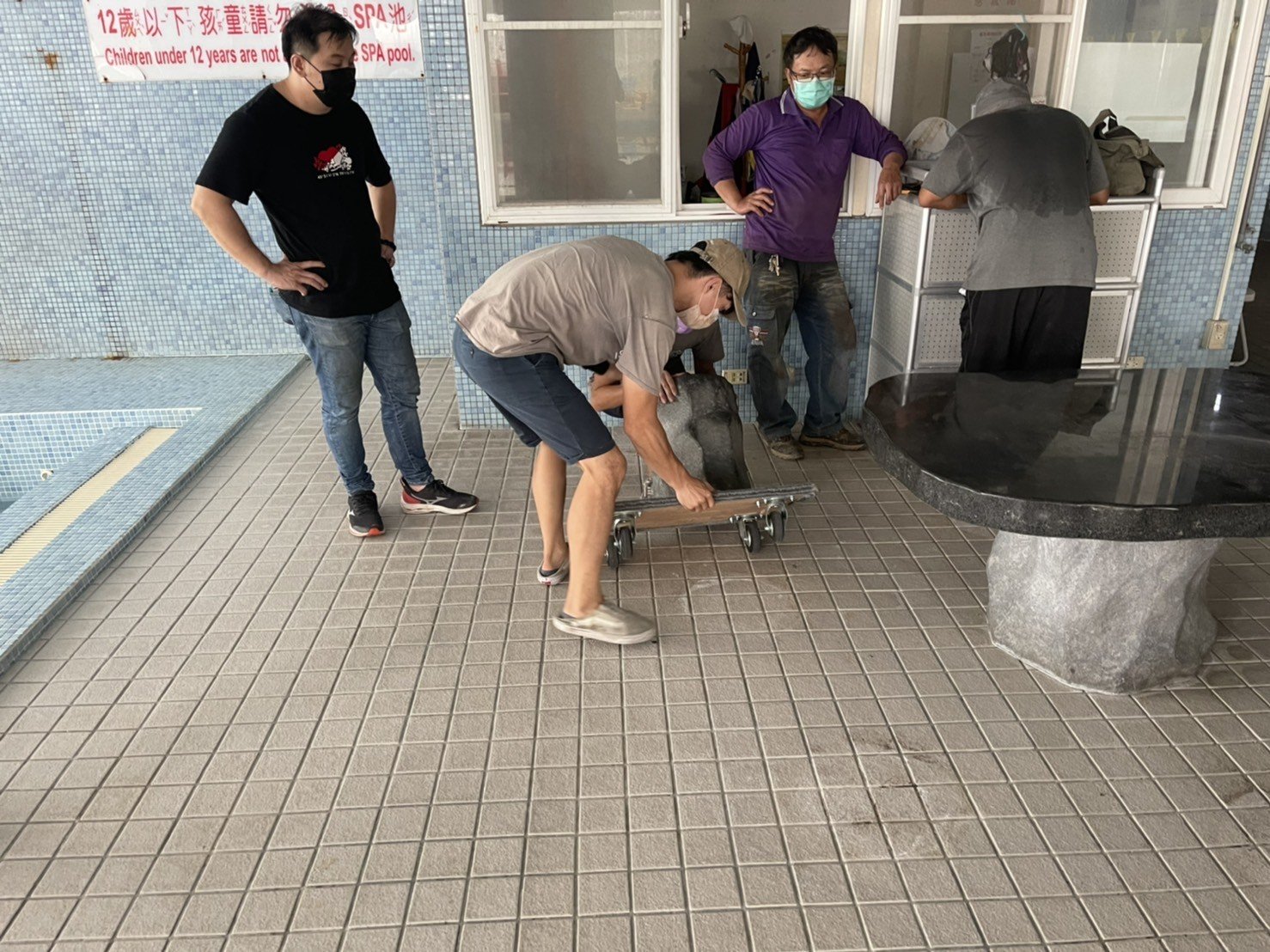 特殊搬運、搬重物【榮福搬家公司】石墩搬運、搬石頭桌椅、造景石頭搬運、大理石桌椅、岩石戶外桌椅、天然石頭庭園桌椅、石頭雕刻物、玉石雕刻擺件、吊掛搬運、特殊重物搬運、專搬重物、搬重物技巧、新北搬家公司推薦、搬家車、搬家公司、基隆搬家、南港搬家、桃園搬家公司推薦、台北搬家公司推薦:大台北搬家,精緻包裝搬運「細膩包裝、專業搬運、用心服務、以客為尊」是榮福搬家公司的宗旨與精神。歡迎立即來電02-2651-2727專人服務。 特殊搬運、搬重物【榮福搬家公司】石墩搬運、搬石頭桌椅、造景石頭搬運、大理石桌椅、岩石戶外桌椅、天然石頭庭園桌椅、石頭雕刻物、玉石雕刻擺件、吊掛搬運、特殊重物搬運、專搬重物、搬重物技巧、新北搬家公司推薦、搬家車、搬家公司、基隆搬家、南港搬家、桃園搬家公司推薦、台北搬家公司推薦:大台北搬家,精緻包裝搬運「細膩包裝、專業搬運、用心服務、以客為尊」是榮福搬家公司的宗旨與精神。歡迎立即來電02-2651-2727專人服務。