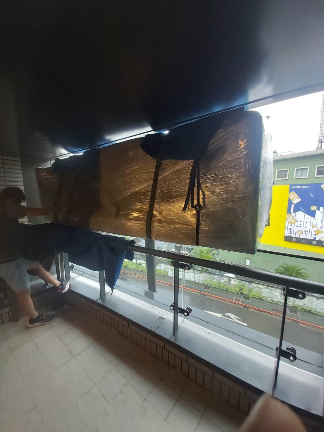 吊車吊掛搬運、搬家公司推薦、新北搬家推薦【榮福搬家公司】吊車搬家、吊車搬運、吊掛清運、搬家首選、口碑第一、搬家好評推薦、特殊重物搬運、南港搬家、桃園搬家公司推薦、台北搬家公司推薦、搬家具、吊大型家具搬運、冰箱搬運、基隆搬家、搬家電、床墊搬運、Queen Size床墊搬運、吊平台式鋼琴搬運、沙發吊掛搬運、單件家具運送、單一重物搬運、搬公司行號、家庭搬家、搬鋼琴、搬工計時、搬工服務、人力搬運、搬運、吊掛搬運金庫，針對顧客都秉持以用心實在專業搬家技巧，搬家實在用心值得您的信賴與選擇。歡迎來電咨詢02-2651-2727，榮福搬家有專員立即為您服務。