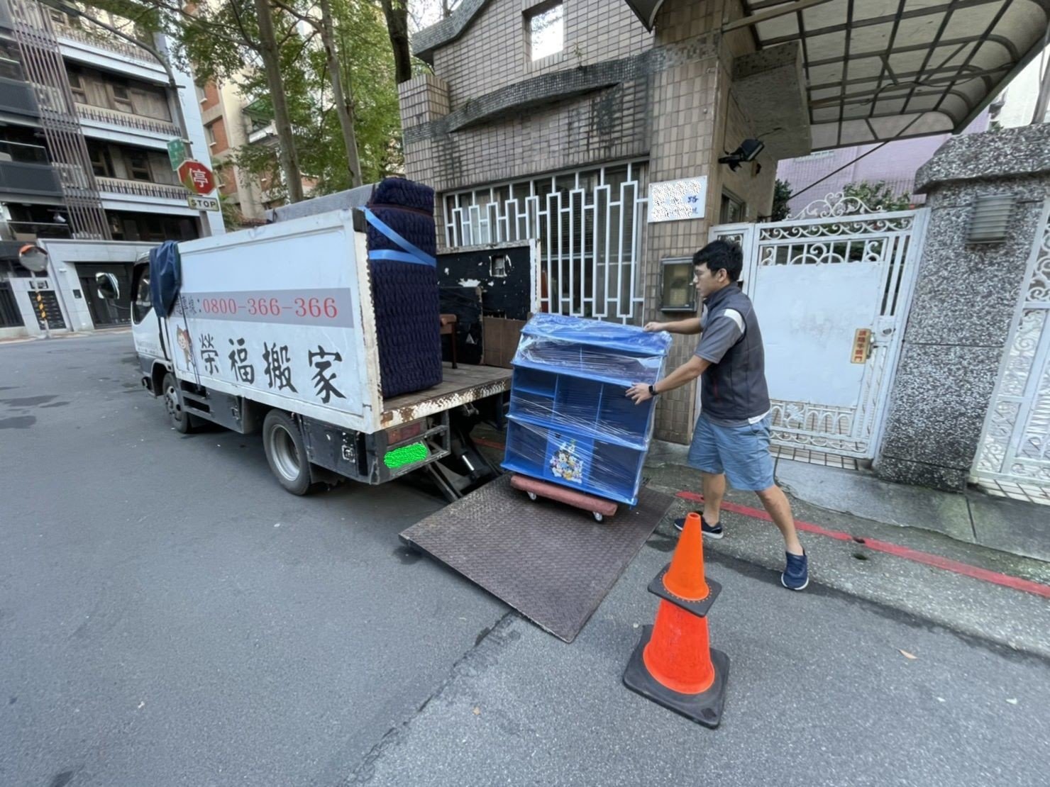 搬家公司推薦、新北搬家推薦【榮福搬家公司】南港搬家、桃園搬家公司推薦、台北搬家公司推薦、搬家具、冰箱搬運、基隆搬家、搬家電、床墊搬運、搬公司行號、家庭搬家、搬鋼琴、搬工、搬運、跨縣市搬家、搬床墊、精搬鋼琴、重物搬運、搬冰箱、搬家紙箱,針對顧客都秉持以用心實在專業搬家技巧,搬家實在用心值得您的信賴與選擇。歡迎來電咨詢02-2651-2727,榮福搬家有專員立即為您服務。 搬家公司推薦、新北搬家推薦【榮福搬家公司】南港搬家、桃園搬家公司推薦、台北搬家公司推薦、搬家具、冰箱搬運、基隆搬家、搬家電、床墊搬運、搬公司行號、家庭搬家、搬鋼琴、搬工、搬運、跨縣市搬家、搬床墊、精搬鋼琴、重物搬運、搬冰箱、搬家紙箱,針對顧客都秉持以用心實在專業搬家技巧,搬家實在用心值得您的信賴與選擇。歡迎來電咨詢02-2651-2727,榮福搬家有專員立即為您服務。