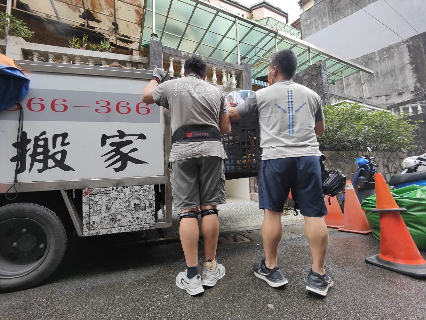 搬家首選【榮福搬家公司】石雕刻品、石雕神像、石雕藝術品、玉雕藝術品、大型石雕獅子、大型招財招擺件、大型風水擺件、破百公斤大型石雕物件、藝術品店搬運、大型石雕獅子、跨縣市搬家、搬工計時、搬家具、搬家首選、特殊重物搬運、用心防護、精緻包裝、搬重物技巧、新北搬家公司推薦、搬家車、搬家公司、基隆搬家、南港搬家、桃園搬家公司推薦、台北搬家公司推薦:大台北搬家,精緻包裝搬運「細膩包裝、專業搬運、用心服務、以客為尊」是榮福搬家公司的宗旨與精神。歡迎立即來電02-2651-2727專人服務。 搬家首選【榮福搬家公司】石雕刻品、石雕神像、石雕藝術品、玉雕藝術品、大型石雕獅子、大型招財招擺件、大型風水擺件、破百公斤大型石雕物件、藝術品店搬運、大型石雕獅子、跨縣市搬家、搬工計時、搬家具、搬家首選、特殊重物搬運、用心防護、精緻包裝、搬重物技巧、新北搬家公司推薦、搬家車、搬家公司、基隆搬家、南港搬家、桃園搬家公司推薦、台北搬家公司推薦:大台北搬家,精緻包裝搬運「細膩包裝、專業搬運、用心服務、以客為尊」是榮福搬家公司的宗旨與精神。歡迎立即來電02-2651-2727專人服務。
