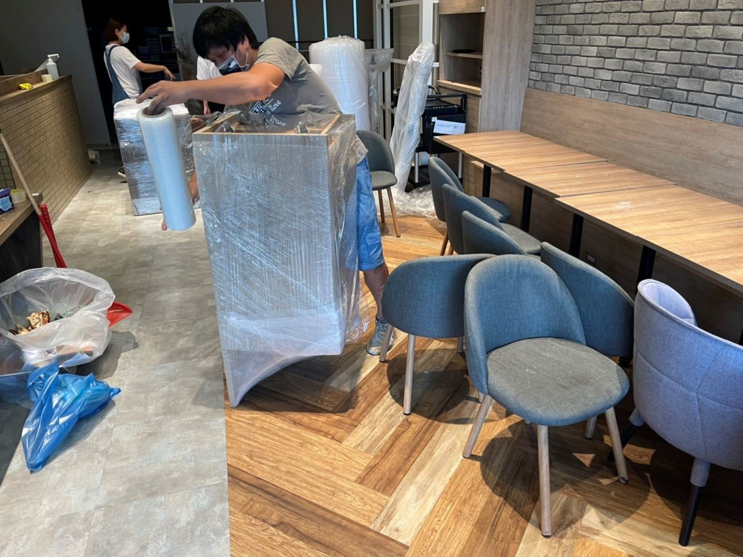 【榮福搬家】餐飲集團撤櫃、百貨撤櫃、百貨餐飲撤櫃、撤櫃暫放倉儲、餐飲設備暫放倉儲、訂製餐桌椅精緻包裝、營業用冰箱精緻包裝、營業用冰箱暫放倉儲、中島展示櫃精緻包裝、工作檯包裝,工作桌、長桌吧檯,台北搬家公司推薦:大台北搬家,精緻包裝搬運「細膩包裝、專業搬運、用心服務、以客為尊」是榮福搬家公司的宗旨與精神。歡迎立即來電02-2651-2727專人服務。 【榮福搬家】餐飲集團撤櫃、百貨撤櫃、百貨餐飲撤櫃、撤櫃暫放倉儲、餐飲設備暫放倉儲、訂製餐桌椅精緻包裝、營業用冰箱精緻包裝、營業用冰箱暫放倉儲、中島展示櫃精緻包裝、工作檯包裝,工作桌、長桌吧檯,台北搬家公司推薦:大台北搬家,精緻包裝搬運「細膩包裝、專業搬運、用心服務、以客為尊」是榮福搬家公司的宗旨與精神。歡迎立即來電02-2651-2727專人服務。