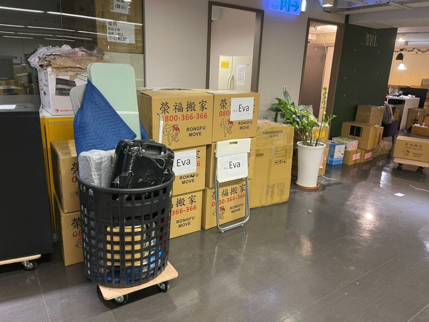 搬家公司推薦、台北搬家推薦【榮福搬家公司】南港搬家、桃園搬家公司推薦、新北搬家公司推薦、企業搬運服務、搬公司行號、廠房遷移、屏風拆裝、公司行號搬遷、政府機關搬遷、百貨專櫃遷移、學校單位搬遷、雜貨店搬遷、精緻包裝、家庭搬家、搬鋼琴、搬工、搬家公司紙箱、黃色膠帶、搬家估價、基隆搬家、家具拆裝、搬家具,針對顧客都秉持以用心實在專業搬家技巧,搬家實在用心值得您的信賴與選擇。歡迎來電咨詢02-2651-2727,榮福搬家有專員立即為您服務。 搬家公司推薦、台北搬家推薦【榮福搬家公司】南港搬家、桃園搬家公司推薦、新北搬家公司推薦、企業搬運服務、搬公司行號、廠房遷移、屏風拆裝、公司行號搬遷、政府機關搬遷、百貨專櫃遷移、學校單位搬遷、雜貨店搬遷、精緻包裝、家庭搬家、搬鋼琴、搬工、搬家公司紙箱、黃色膠帶、搬家估價、基隆搬家、家具拆裝、搬家具,針對顧客都秉持以用心實在專業搬家技巧,搬家實在用心值得您的信賴與選擇。歡迎來電咨詢02-2651-2727,榮福搬家有專員立即為您服務。