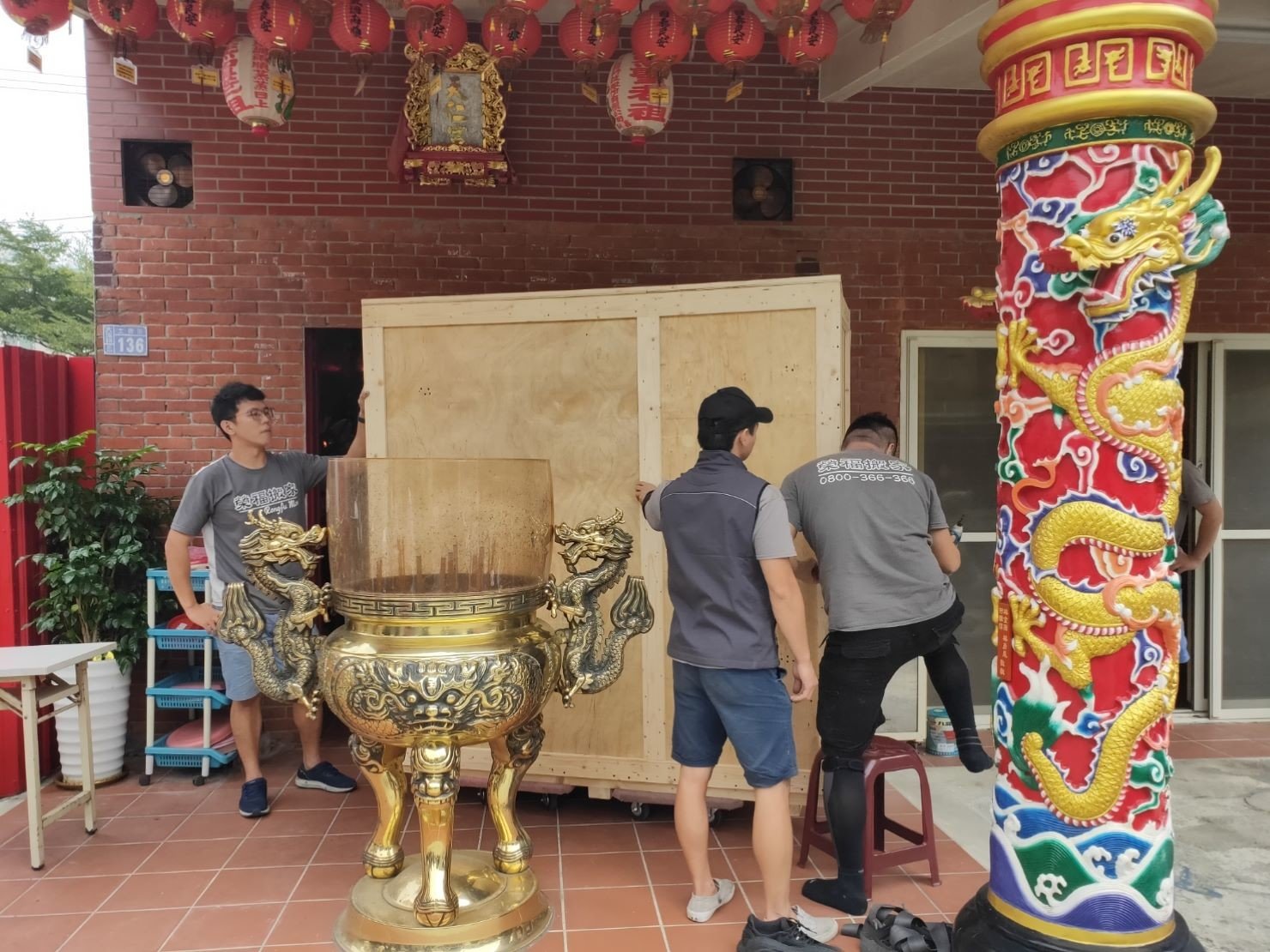重物搬運、搬佛像【榮福搬家公司】搬披薩窯、精搬金庫、搬保險櫃、精搬魚缸、跨縣搬家、搬工派遣、搬玉石、搬運木雕、搬神明桌、搬家具、搬家首選、吊掛搬運、吊家具搬運、搬重物技巧、台北搬家公司推薦:大台北搬家、基隆搬家、桃園搬家推薦、新北搬家公司推薦,精緻包裝搬運「細膩包裝、專業搬運、用心服務、以客為尊」是榮福搬家公司的宗旨與精神。歡迎立即來電02-2651-2727專人服務。 重物搬運、搬佛像【榮福搬家公司】搬披薩窯、精搬金庫、搬保險櫃、精搬魚缸、跨縣搬家、搬工派遣、搬玉石、搬運木雕、搬神明桌、搬家具、搬家首選、吊掛搬運、吊家具搬運、搬重物技巧、台北搬家公司推薦:大台北搬家、基隆搬家、桃園搬家推薦、新北搬家公司推薦,精緻包裝搬運「細膩包裝、專業搬運、用心服務、以客為尊」是榮福搬家公司的宗旨與精神。歡迎立即來電02-2651-2727專人服務。