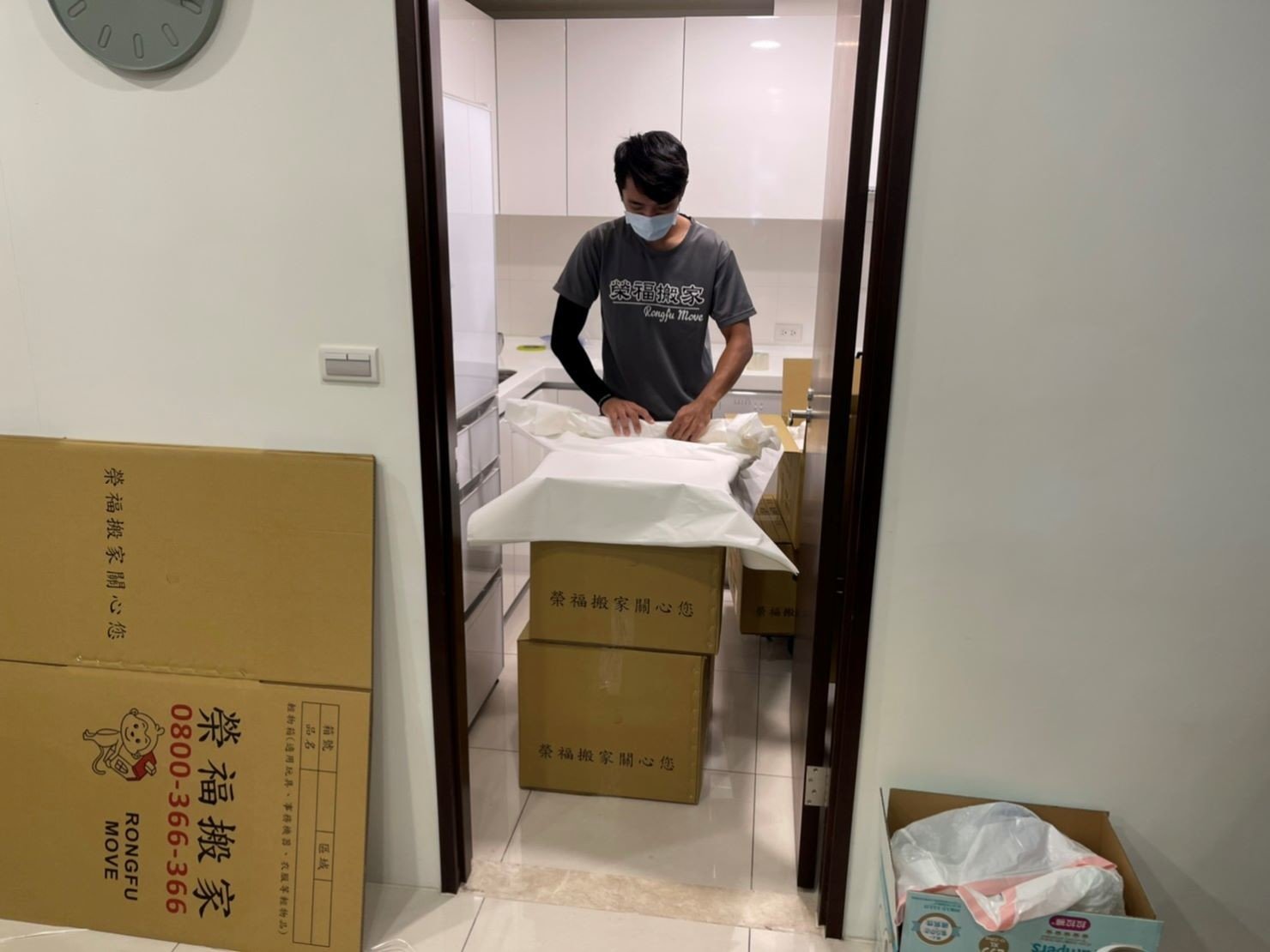 專人打包、搬家公司推薦、新北搬家公司推薦【榮福搬家公司】基隆搬家、南港搬家、桃園搬家公司推薦、家庭搬家、精緻搬家、精緻包裝、打包裝箱、跨縣市搬家、搬工計時、廚房家電包裝、廚房碗盤、人工搬運、搬家具、白土報紙、搬家首選、搬家紙箱、氣泡捲、膠膜、黃色透明膠帶、大型家具搬運、台北搬家公司推薦:大台北搬家,精緻包裝搬運「細膩包裝、專業搬運、用心服務、以客為尊」是榮福搬家公司的宗旨與精神。歡迎立即來電02-2651-2727專人服務。 專人打包、搬家公司推薦、新北搬家公司推薦【榮福搬家公司】基隆搬家、南港搬家、桃園搬家公司推薦、家庭搬家、精緻搬家、精緻包裝、打包裝箱、跨縣市搬家、搬工計時、廚房家電包裝、廚房碗盤、人工搬運、搬家具、白土報紙、搬家首選、搬家紙箱、氣泡捲、膠膜、黃色透明膠帶、大型家具搬運、台北搬家公司推薦:大台北搬家,精緻包裝搬運「細膩包裝、專業搬運、用心服務、以客為尊」是榮福搬家公司的宗旨與精神。歡迎立即來電02-2651-2727專人服務。