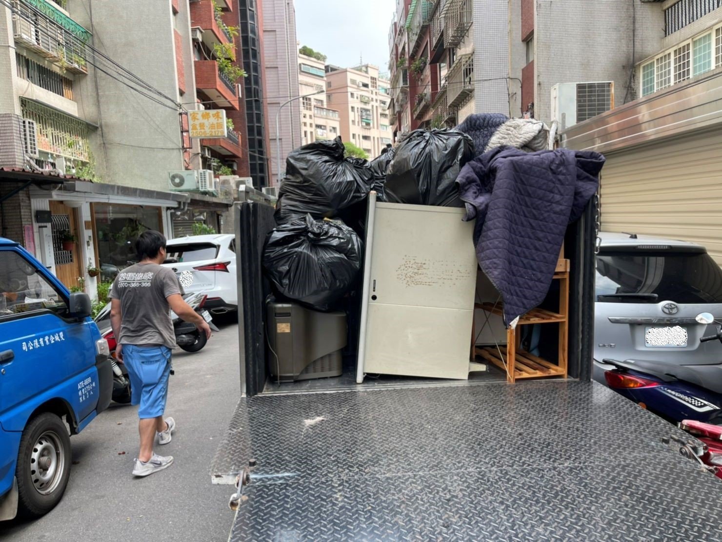 新北搬家【榮福搬家】搬家首選、台北搬家推薦:【廢棄物處理清運、家庭家具垃圾處理】榮福搬家在廢棄物處理的服務也不馬虎,幫顧客把家中多餘的垃圾清理裝袋後搬運至搬家貨車上堆疊,堆疊方式也是按照搬家車輛堆疊標準,不會亂塞亂放。 新北搬家【榮福搬家】搬家首選、台北搬家推薦:【廢棄物處理清運、家庭家具垃圾處理】榮福搬家在廢棄物處理的服務也不馬虎,幫顧客把家中多餘的垃圾清理裝袋後搬運至搬家貨車上堆疊,堆疊方式也是按照搬家車輛堆疊標準,不會亂塞亂放。