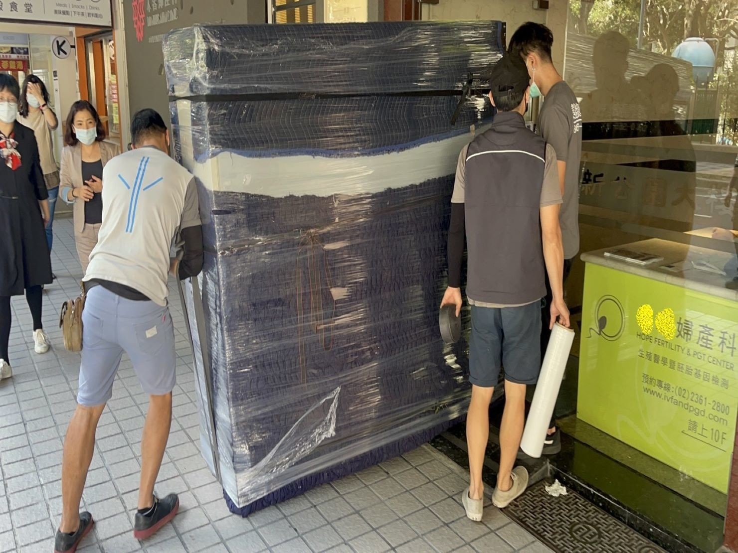 搬重物、重物搬運【榮福搬家公司】石墩搬運、搬石椅、搬石頭桌、搬洗衣機、搬披薩窯、精搬金庫、搬保險櫃、精搬魚缸、精搬鋼琴、跨縣搬家、搬工派遣、搬運、床墊搬運、冰箱搬運、搬營業用冰箱、鋼琴搬運、超低溫冷凍櫃搬運、滾筒洗衣機搬運、搬醫療床、搬電動床、搬家具、搬家首選、吊掛搬運、吊家具搬運、特殊重物搬運、專搬重物、重物搬運器、單一重物搬運、新北搬家推薦、搬家公司、基隆搬家、南港搬家、桃園搬家公司、台北搬家公司推薦:大台北搬家,精緻包裝搬運「細膩包裝、專業搬運、用心服務、以客為尊」是榮福搬家公司的宗旨與精神。歡迎立即來電02-2651-2727專人服務。 搬重物、重物搬運【榮福搬家公司】石墩搬運、搬石椅、搬石頭桌、搬洗衣機、搬披薩窯、精搬金庫、搬保險櫃、精搬魚缸、精搬鋼琴、跨縣搬家、搬工派遣、搬運、床墊搬運、冰箱搬運、搬營業用冰箱、鋼琴搬運、超低溫冷凍櫃搬運、滾筒洗衣機搬運、搬醫療床、搬電動床、搬家具、搬家首選、吊掛搬運、吊家具搬運、特殊重物搬運、專搬重物、重物搬運器、單一重物搬運、新北搬家推薦、搬家公司、基隆搬家、南港搬家、桃園搬家公司、台北搬家公司推薦:大台北搬家,精緻包裝搬運「細膩包裝、專業搬運、用心服務、以客為尊」是榮福搬家公司的宗旨與精神。歡迎立即來電02-2651-2727專人服務。