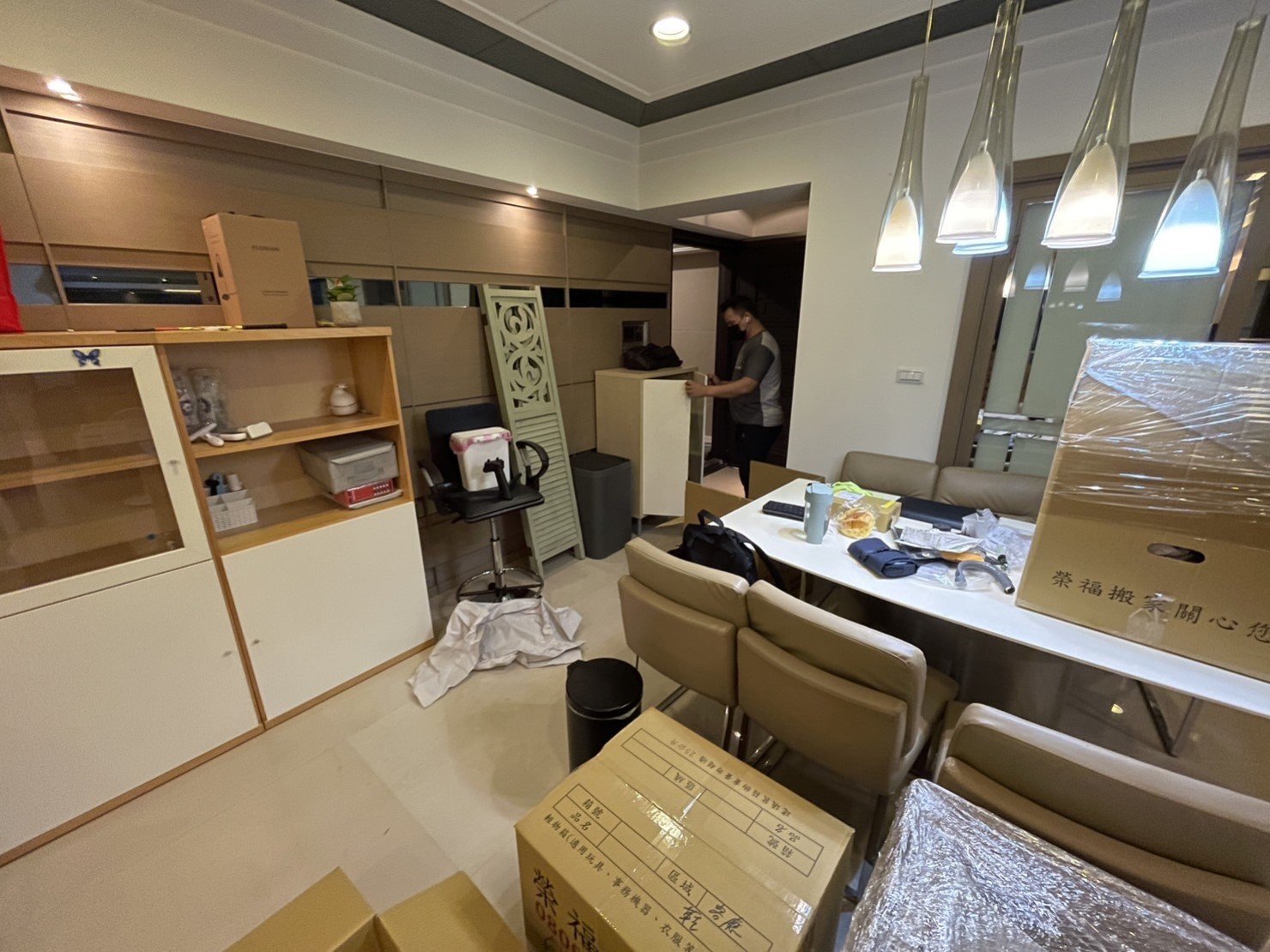 專人打包、搬家公司推薦、新北搬家公司推薦【榮福搬家公司】基隆搬家、南港搬家、桃園搬家公司推薦、懶人搬家,專人包裝,家庭搬家、精緻搬家、精緻包裝、打包裝箱。台北搬家公司推薦:大台北搬家,精緻包裝搬運「細膩包裝、專業搬運、用心服務、以客為尊」是榮福搬家公司的宗旨與精神。歡迎立即來電02-2651-2727專人服務。 專人打包、搬家公司推薦、新北搬家公司推薦【榮福搬家公司】基隆搬家、南港搬家、桃園搬家公司推薦、懶人搬家,專人包裝,家庭搬家、精緻搬家、精緻包裝、打包裝箱。台北搬家公司推薦:大台北搬家,精緻包裝搬運「細膩包裝、專業搬運、用心服務、以客為尊」是榮福搬家公司的宗旨與精神。歡迎立即來電02-2651-2727專人服務。