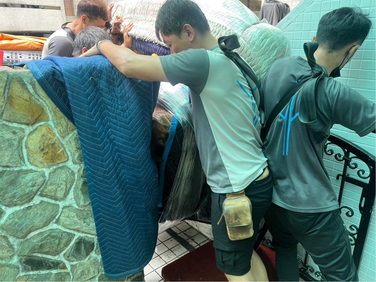 特殊搬運、搬重物【榮福搬家公司】單一家具搬運、原木桌、原木樹根茶桌、原木泡茶桌、實木桌、實木泡茶桌、專業搬運、進口原木餐桌、500公斤原木桌搬運、跨縣市搬家、搬工計時、人力搬運、搬家首選、吊掛搬運、特殊重物搬運、專搬重物、搬重物技巧、新北搬家公司推薦、搬家車、搬家公司、基隆搬家、南港搬家、桃園搬家公司推薦、台北搬家公司推薦:大台北搬家,精緻包裝搬運「細膩包裝、專業搬運、用心服務、以客為尊」是榮福搬家公司的宗旨與精神。歡迎立即來電02-2651-2727專人服務。 特殊搬運、搬重物【榮福搬家公司】單一家具搬運、原木桌、原木樹根茶桌、原木泡茶桌、實木桌、實木泡茶桌、專業搬運、進口原木餐桌、500公斤原木桌搬運、跨縣市搬家、搬工計時、人力搬運、搬家首選、吊掛搬運、特殊重物搬運、專搬重物、搬重物技巧、新北搬家公司推薦、搬家車、搬家公司、基隆搬家、南港搬家、桃園搬家公司推薦、台北搬家公司推薦:大台北搬家,精緻包裝搬運「細膩包裝、專業搬運、用心服務、以客為尊」是榮福搬家公司的宗旨與精神。歡迎立即來電02-2651-2727專人服務。