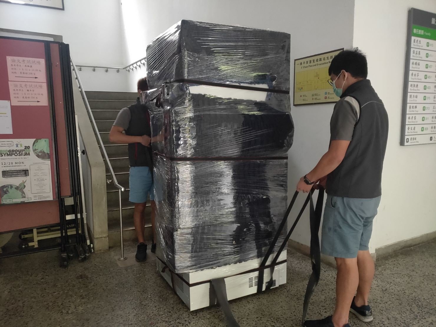 專搬重物、重物搬運、冰箱搬運【榮福搬家公司】搬洗衣機、搬披薩窯、精搬金庫、搬保險櫃、精搬魚缸、跨縣搬家、搬工派遣、搬床墊、搬冰箱、搬家具、搬家首選、公司行號搬遷、政府機關搬遷、學校單位搬遷、企業搬運、吊掛搬運、吊家具搬運、南港搬家、新北搬家公司推薦、基隆搬家、桃園搬家公司、台北搬家公司推薦:大台北搬家,精緻包裝搬運「細膩包裝、專業搬運、用心服務、以客為尊」是榮福搬家公司的宗旨與精神。歡迎立即來電02-2651-2727專人服務。 專搬重物、重物搬運、冰箱搬運【榮福搬家公司】搬洗衣機、搬披薩窯、精搬金庫、搬保險櫃、精搬魚缸、跨縣搬家、搬工派遣、搬床墊、搬冰箱、搬家具、搬家首選、公司行號搬遷、政府機關搬遷、學校單位搬遷、企業搬運、吊掛搬運、吊家具搬運、南港搬家、新北搬家公司推薦、基隆搬家、桃園搬家公司、台北搬家公司推薦:大台北搬家,精緻包裝搬運「細膩包裝、專業搬運、用心服務、以客為尊」是榮福搬家公司的宗旨與精神。歡迎立即來電02-2651-2727專人服務。