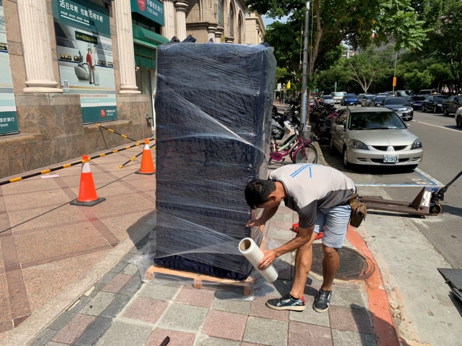 【榮福搬家公司】口碑第一、台北搬家推薦：重物搬運重達200公斤以上的研究室實驗用負30度冰箱搬運，包裝搬運「細膩包裝、專業搬運、用心服務、以客為尊」是榮福搬家公司的宗旨與精神。歡迎立即來電02-2651-2727專人服務。