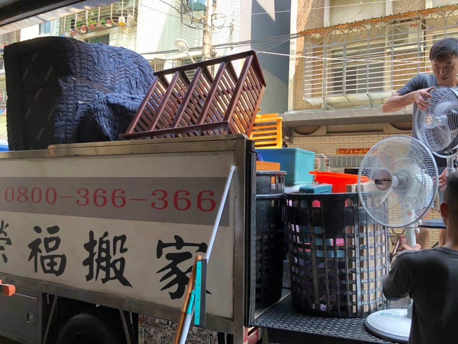 搬家【榮福搬家公司】專業搬家口碑第一、台北搬家:貨車堆疊都是以大型家具先上車再往外堆疊 搬家【榮福搬家公司】專業搬家口碑第一、台北搬家:貨車堆疊都是以大型家具先上車再往外堆疊
