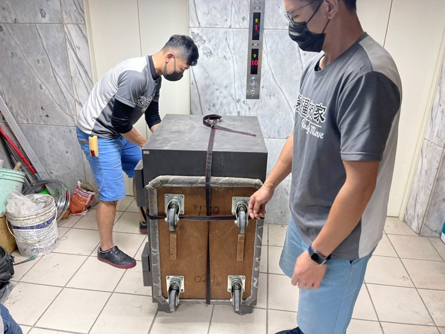 搬金庫、重物搬運【榮福搬家公司】石墩搬運、搬石椅、搬石頭桌、搬洗衣機、搬披薩窯、精搬金庫、搬保險櫃、精搬魚缸、精搬鋼琴、跨縣市搬家、搬工派遣、搬運、床墊搬運、冰箱搬運、大型家具搬運、單件家具運送、單一物件搬運、搬家首選、吊掛搬運、吊家具搬運、特殊重物搬運、專搬重物、新北搬家推薦、搬家公司、基隆搬家、南港搬家、桃園搬家公司、台北搬家公司推薦:大台北搬家,精緻包裝搬運「細膩包裝、專業搬運、用心服務、以客為尊」是榮福搬家公司的宗旨與精神。歡迎立即來電02-2651-2727專人服務。 搬金庫、重物搬運【榮福搬家公司】石墩搬運、搬石椅、搬石頭桌、搬洗衣機、搬披薩窯、精搬金庫、搬保險櫃、精搬魚缸、精搬鋼琴、跨縣市搬家、搬工派遣、搬運、床墊搬運、冰箱搬運、大型家具搬運、單件家具運送、單一物件搬運、搬家首選、吊掛搬運、吊家具搬運、特殊重物搬運、專搬重物、新北搬家推薦、搬家公司、基隆搬家、南港搬家、桃園搬家公司、台北搬家公司推薦:大台北搬家,精緻包裝搬運「細膩包裝、專業搬運、用心服務、以客為尊」是榮福搬家公司的宗旨與精神。歡迎立即來電02-2651-2727專人服務。
