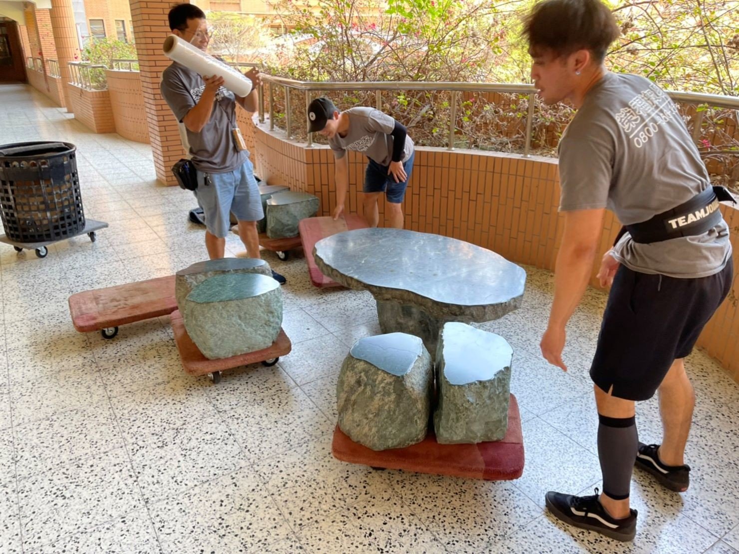 搬庭園造景設計景觀石桌椅【榮福搬家公司】石墩搬運、搬石桌椅、搬石頭桌椅、搬重物藝術品、搬家首選、吊掛搬運、吊家具搬運、特殊重物搬運、專搬重物、新北搬家推薦、搬家公司、基隆搬家、南港搬家、桃園搬家、板橋搬家、桃園搬家公司、台北搬家公司推薦、大台北搬家,各項搬家、搬運「細膩包裝、專業搬家及搬運、用心服務、以客為尊」是榮福搬家公司的宗旨與精神。歡迎立即來電02-2651-2727專人服務。 搬庭園造景設計景觀石桌椅【榮福搬家公司】石墩搬運、搬石桌椅、搬石頭桌椅、搬重物藝術品、搬家首選、吊掛搬運、吊家具搬運、特殊重物搬運、專搬重物、新北搬家推薦、搬家公司、基隆搬家、南港搬家、桃園搬家、板橋搬家、桃園搬家公司、台北搬家公司推薦、大台北搬家,各項搬家、搬運「細膩包裝、專業搬家及搬運、用心服務、以客為尊」是榮福搬家公司的宗旨與精神。歡迎立即來電02-2651-2727專人服務。