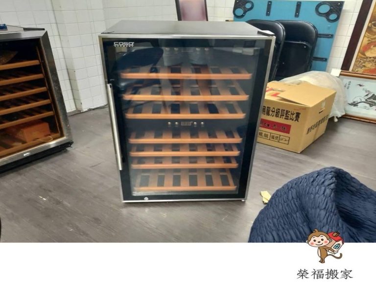 紅酒瓶與特製酒櫃精緻包裝,酒瓶為易碎品不可隨意打包處理的,交由榮福搬家具多年經驗的包裝師傅幫您進行精緻包裝的服務。