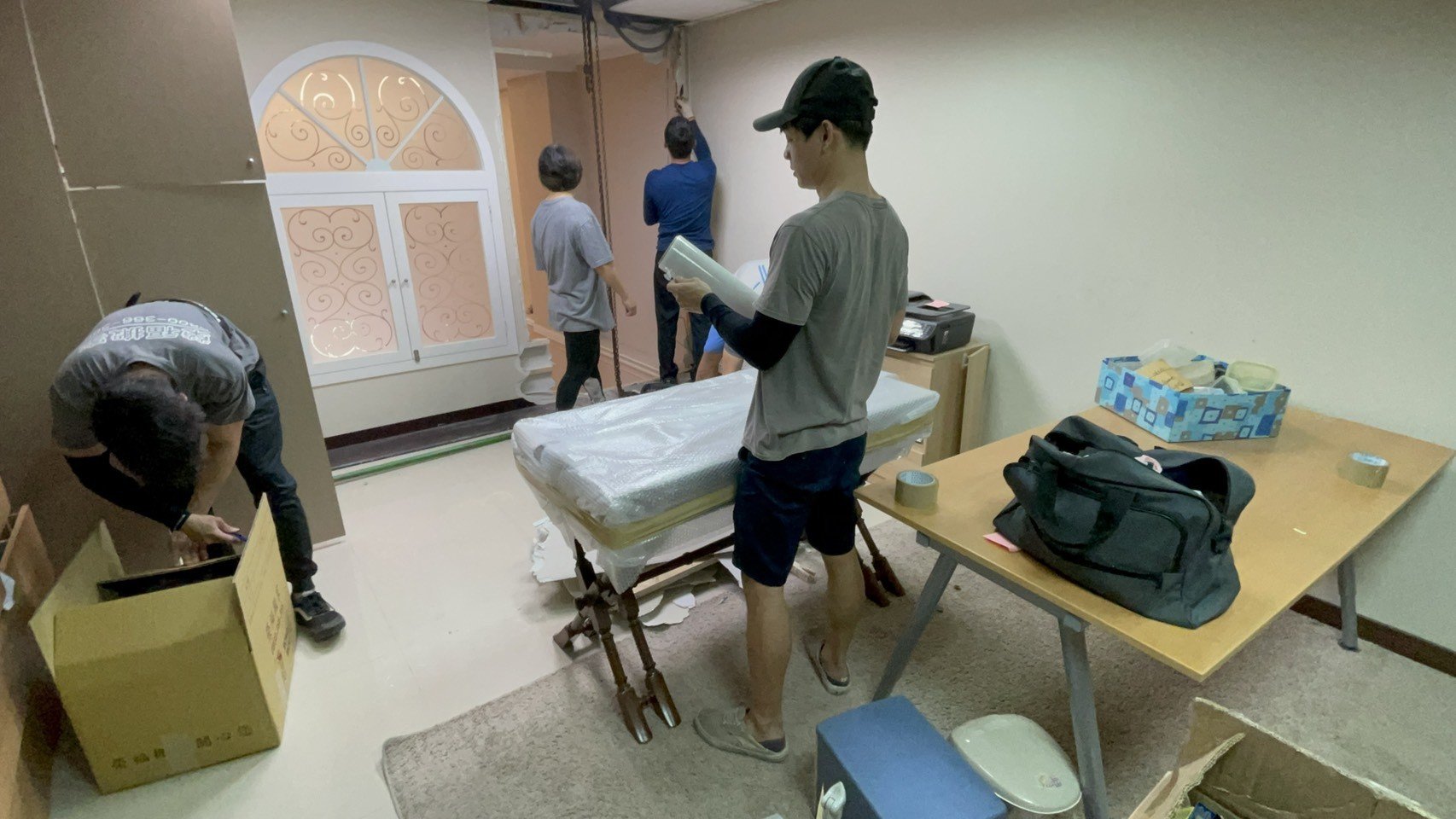 專搬重物、搬家公司推薦、新北搬家公司推薦【榮福搬家公司】基隆搬家、南港搬家、桃園搬家公司推薦、家庭搬家、精緻搬家、精緻包裝、打包裝箱、跨縣市搬家、搬工計時、人工搬運、床墊搬運、冰箱搬運、搬家具、搬家首選、吊掛搬運、吊家具搬運、搬家紙箱、氣泡捲、膠膜、黃色透明膠帶、大型家具搬運、搬木製家具、搬大理石桌、台北搬家公司推薦:大台北搬家,精緻包裝搬運「細膩包裝、專業搬運、用心服務、以客為尊」是榮福搬家公司的宗旨與精神。歡迎立即來電02-2651-2727專人服務。 專搬重物、搬家公司推薦、新北搬家公司推薦【榮福搬家公司】基隆搬家、南港搬家、桃園搬家公司推薦、家庭搬家、精緻搬家、精緻包裝、打包裝箱、跨縣市搬家、搬工計時、人工搬運、床墊搬運、冰箱搬運、搬家具、搬家首選、吊掛搬運、吊家具搬運、搬家紙箱、氣泡捲、膠膜、黃色透明膠帶、大型家具搬運、搬木製家具、搬大理石桌、台北搬家公司推薦:大台北搬家,精緻包裝搬運「細膩包裝、專業搬運、用心服務、以客為尊」是榮福搬家公司的宗旨與精神。歡迎立即來電02-2651-2727專人服務。