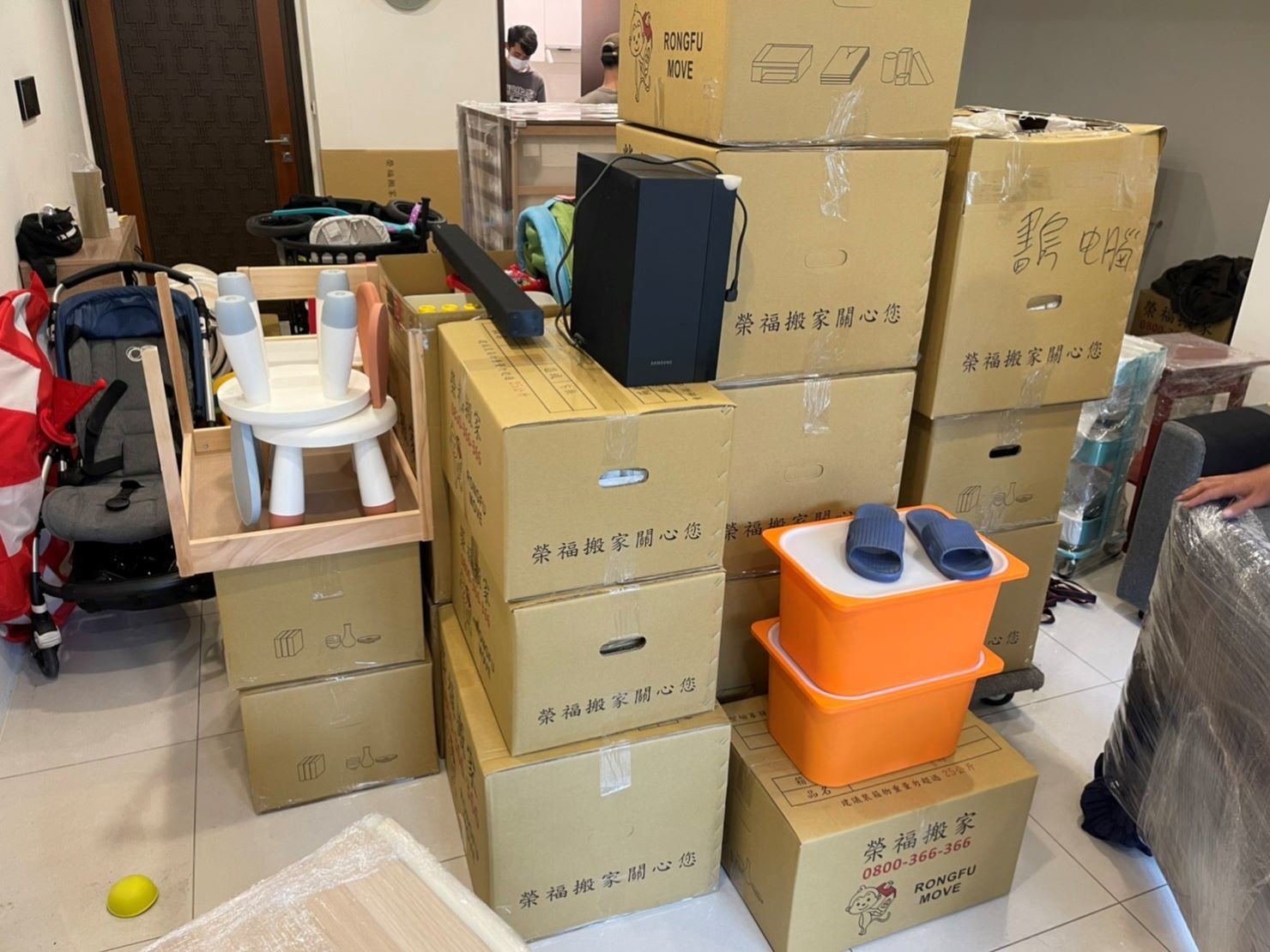 專人打包、搬家公司推薦、新北搬家公司推薦【榮福搬家公司】基隆搬家、南港搬家、桃園搬家公司推薦、家庭搬家、精緻搬家、精緻包裝、打包裝箱、跨縣市搬家、搬工計時、廚房家電包裝、廚房碗盤、人工搬運、搬家具、白土報紙、搬家首選、搬家紙箱、氣泡捲、膠膜、黃色透明膠帶、大型家具搬運、台北搬家公司推薦:大台北搬家,精緻包裝搬運「細膩包裝、專業搬運、用心服務、以客為尊」是榮福搬家公司的宗旨與精神。歡迎立即來電02-2651-2727專人服務。 專人打包、搬家公司推薦、新北搬家公司推薦【榮福搬家公司】基隆搬家、南港搬家、桃園搬家公司推薦、家庭搬家、精緻搬家、精緻包裝、打包裝箱、跨縣市搬家、搬工計時、廚房家電包裝、廚房碗盤、人工搬運、搬家具、白土報紙、搬家首選、搬家紙箱、氣泡捲、膠膜、黃色透明膠帶、大型家具搬運、台北搬家公司推薦:大台北搬家,精緻包裝搬運「細膩包裝、專業搬運、用心服務、以客為尊」是榮福搬家公司的宗旨與精神。歡迎立即來電02-2651-2727專人服務。