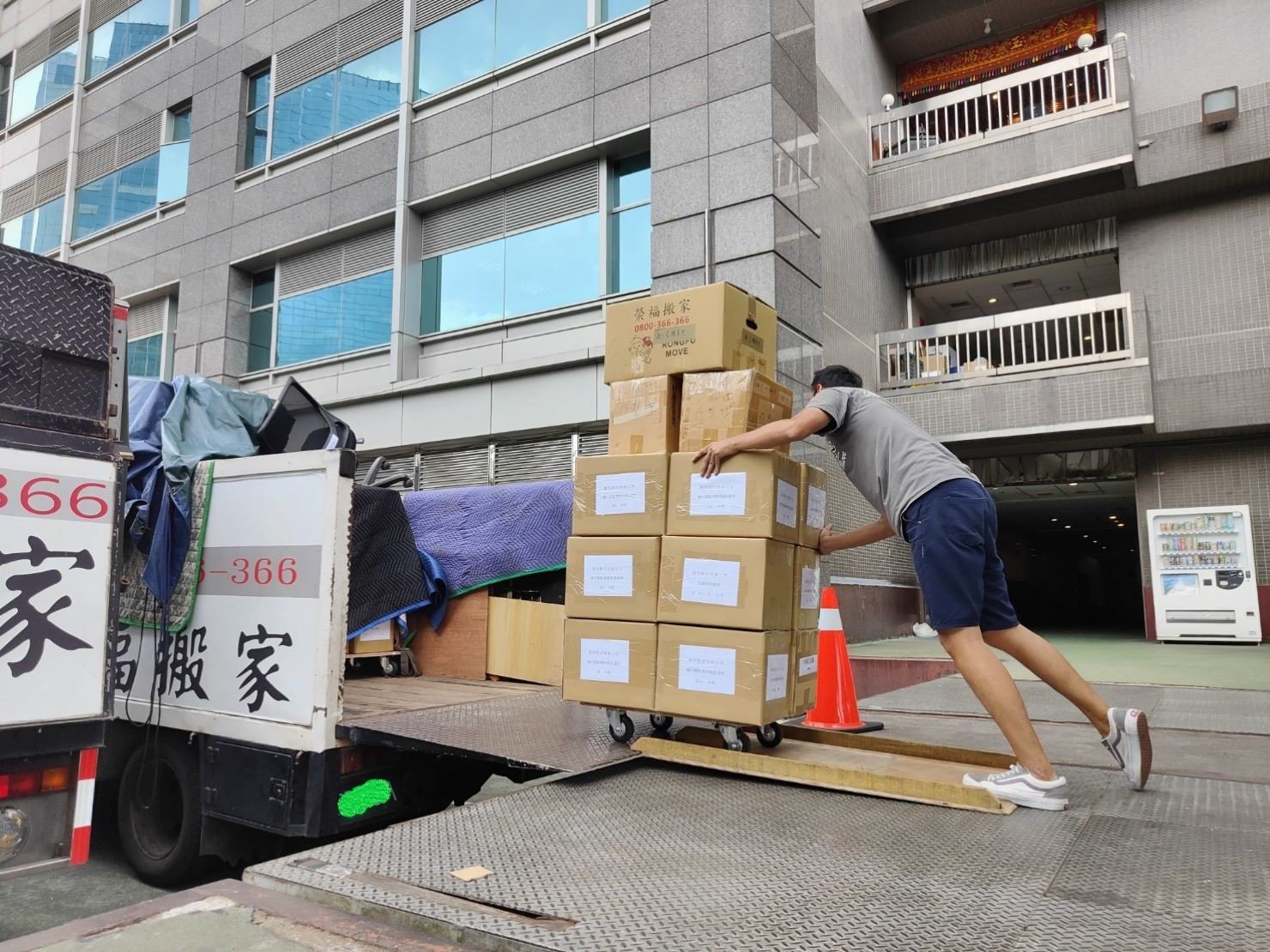 搬家公司推薦、台北搬家推薦【榮福搬家公司】搬遷估價、南港搬家、桃園搬家公司推薦、新北搬家公司推薦、基隆搬家、搬沙發、搬保險箱、金庫搬運、搬活動櫃、搬公文櫃、搬保密櫃、搬辦公桌、旋轉椅、辦公椅、搬資料櫃、冰箱搬運、百貨公司進撤櫃、專櫃進撤櫃、企業搬運服務、搬公司行號、廠房遷移、辦公室遷移、搬會客桌、碎紙機、印表機、搬玻璃櫥櫃、會議桌搬運、OA屏風拆裝、事務機搬運、搬電腦設備、公司行號搬遷、政府機關搬遷、百貨專櫃遷移、學校單位搬遷、精緻包裝、搬家紙箱、搬鐵櫃、搬鋼琴、搬工計時、搬工服務、人力搬運,針對顧客都秉持以用心實在專業搬家技巧,搬家實在用心值得您的信賴與選擇。歡迎來電咨詢02-2651-2727,榮福搬家有專員立即為您服務。 搬家公司推薦、台北搬家推薦【榮福搬家公司】搬遷估價、南港搬家、桃園搬家公司推薦、新北搬家公司推薦、基隆搬家、搬沙發、搬保險箱、金庫搬運、搬活動櫃、搬公文櫃、搬保密櫃、搬辦公桌、旋轉椅、辦公椅、搬資料櫃、冰箱搬運、百貨公司進撤櫃、專櫃進撤櫃、企業搬運服務、搬公司行號、廠房遷移、辦公室遷移、搬會客桌、碎紙機、印表機、搬玻璃櫥櫃、會議桌搬運、OA屏風拆裝、事務機搬運、搬電腦設備、公司行號搬遷、政府機關搬遷、百貨專櫃遷移、學校單位搬遷、精緻包裝、搬家紙箱、搬鐵櫃、搬鋼琴、搬工計時、搬工服務、人力搬運,針對顧客都秉持以用心實在專業搬家技巧,搬家實在用心值得您的信賴與選擇。歡迎來電咨詢02-2651-2727,榮福搬家有專員立即為您服務。