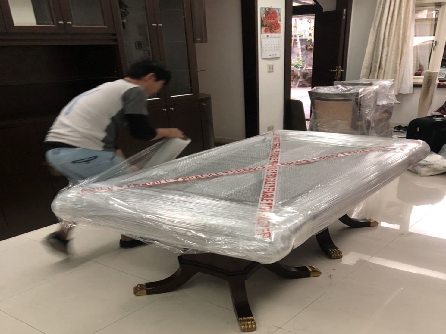 【榮福搬家】口碑第一、台北搬家推薦:大理石桌面精緻包裝-先包裹氣泡再以膠膜綑繞固定,防塵防碰撞 【榮福搬家】口碑第一、台北搬家推薦:大理石桌面精緻包裝-先包裹氣泡再以膠膜綑繞固定,防塵防碰撞
