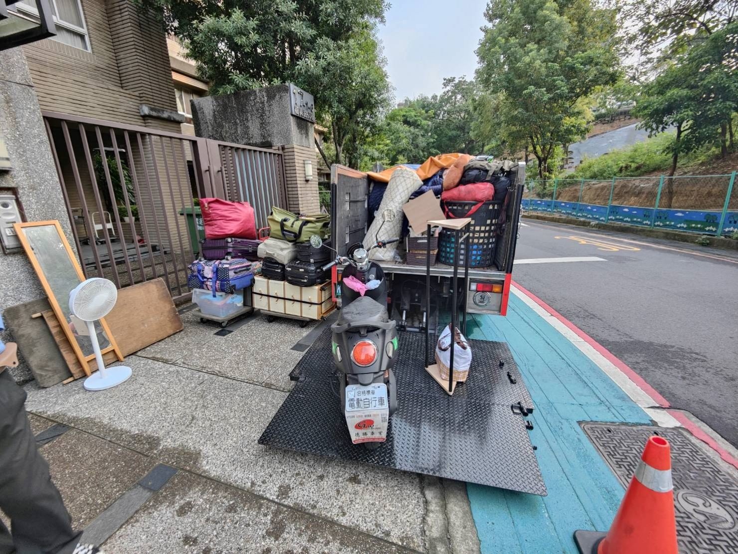 家公司推薦、新北搬家推薦【榮福搬家公司】南港搬家、桃園搬家公司推薦、台北搬家公司推薦、大型家具搬運、搬家具、冰箱搬運、基隆搬家、搬家電、大型家電搬運、床墊搬運、搬家車、家庭搬家、搬工、搬運、搬家紙箱、跨縣市搬家、單件家具運送、搬家估價、搬家首選,搬家達人,吊掛搬運、吊家具搬運、台北搬家公司推薦:大台北搬家,精緻包裝搬運「細膩包裝、專業搬運、用心服務、以客為尊」是榮福搬家公司的宗旨與精神。歡迎立即來電02-2651-2727專人服務。 家公司推薦、新北搬家推薦【榮福搬家公司】南港搬家、桃園搬家公司推薦、台北搬家公司推薦、大型家具搬運、搬家具、冰箱搬運、基隆搬家、搬家電、大型家電搬運、床墊搬運、搬家車、家庭搬家、搬工、搬運、搬家紙箱、跨縣市搬家、單件家具運送、搬家估價、搬家首選,搬家達人,吊掛搬運、吊家具搬運、台北搬家公司推薦:大台北搬家,精緻包裝搬運「細膩包裝、專業搬運、用心服務、以客為尊」是榮福搬家公司的宗旨與精神。歡迎立即來電02-2651-2727專人服務。