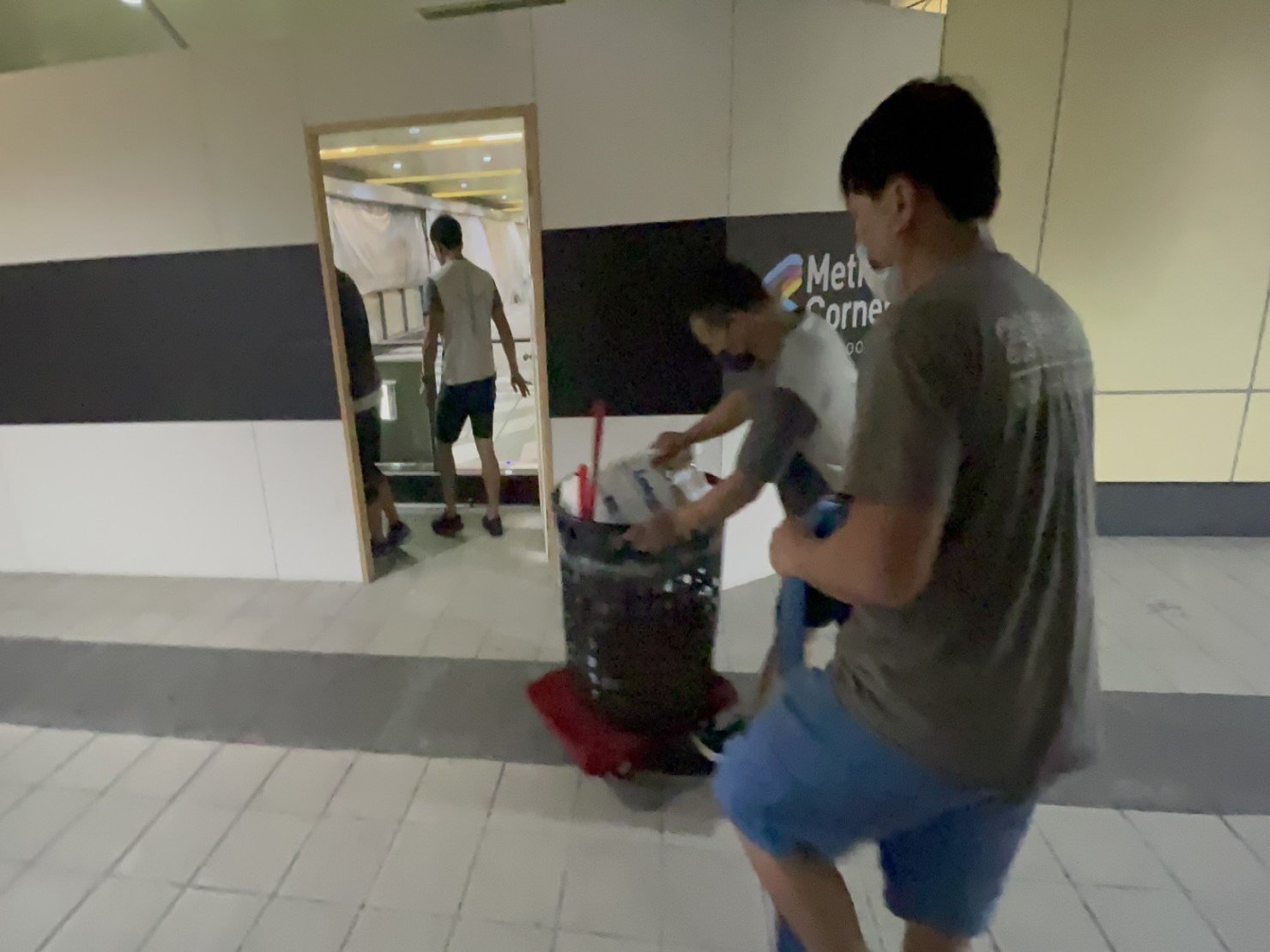 【榮福搬家】百貨烘焙店面搬遷、地下街烘焙店面搬遷、百貨甜點店面搬遷、地下街烘焙店面搬遷、麵包店搬遷、麵包陳列架搬遷、麵包展示架搬遷、店面搬遷、餐飲設備暫放、訂製餐桌椅精緻包裝、營業用攪拌機搬運、營業用冰箱精緻包裝、營業用烤箱搬遷、麵包切割機、營業用冰箱搬遷、工作檯包裝,工作桌,台北搬家公司推薦:大台北搬家,精緻包裝搬運「細膩包裝、專業搬運、用心服務、以客為尊」是榮福搬家公司的宗旨與精神。歡迎立即來電02-2651-2727專人服務。 【榮福搬家】百貨烘焙店面搬遷、地下街烘焙店面搬遷、百貨甜點店面搬遷、地下街烘焙店面搬遷、麵包店搬遷、麵包陳列架搬遷、麵包展示架搬遷、店面搬遷、餐飲設備暫放、訂製餐桌椅精緻包裝、營業用攪拌機搬運、營業用冰箱精緻包裝、營業用烤箱搬遷、麵包切割機、營業用冰箱搬遷、工作檯包裝,工作桌,台北搬家公司推薦:大台北搬家,精緻包裝搬運「細膩包裝、專業搬運、用心服務、以客為尊」是榮福搬家公司的宗旨與精神。歡迎立即來電02-2651-2727專人服務。