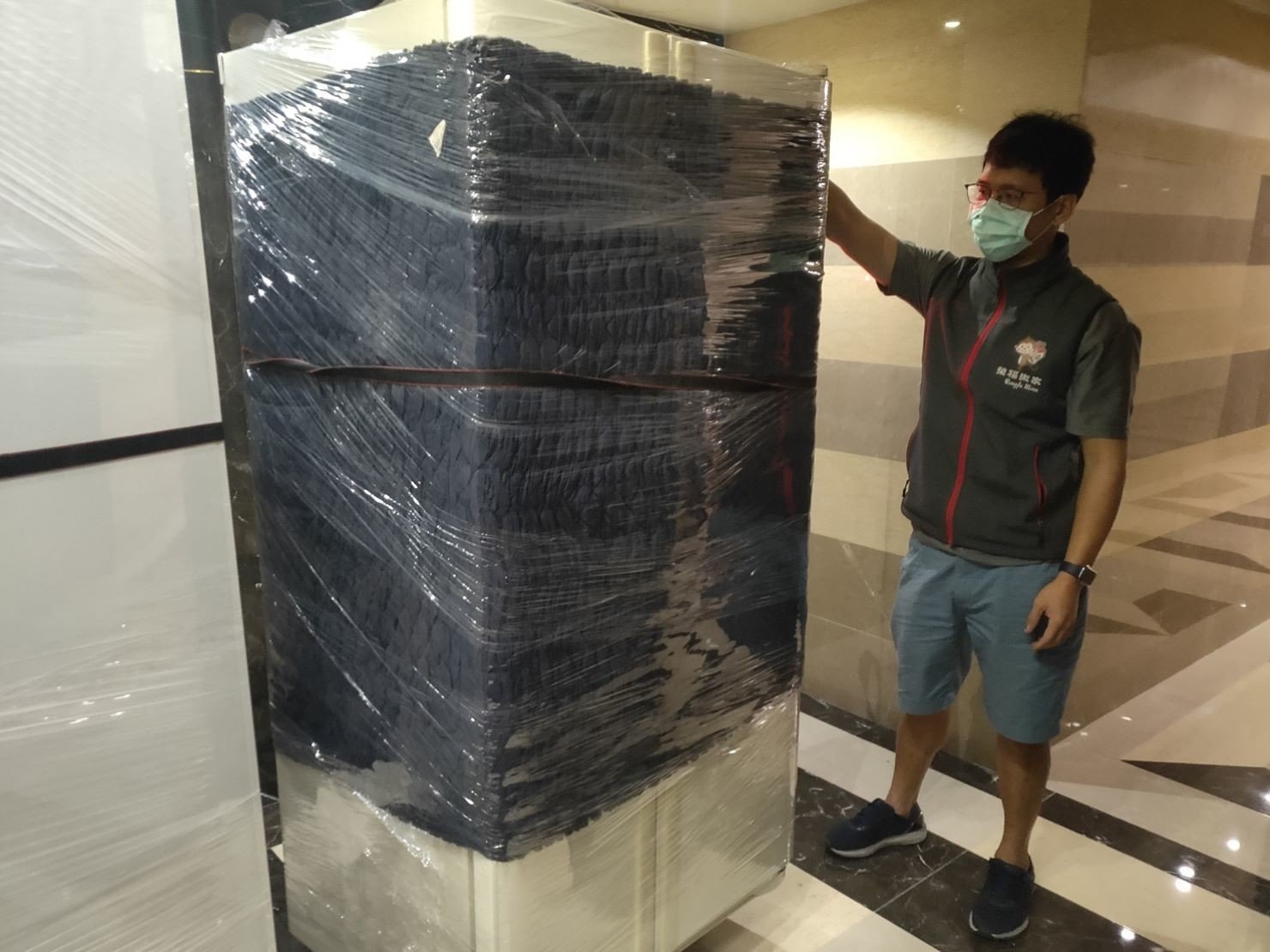 搬家公司推薦、新北搬家推薦【榮福搬家公司】南港搬家、桃園搬家公司推薦、台北搬家公司推薦、搬家具、冰箱搬運、基隆搬家、搬家電、床墊搬運、大型家具搬運、單件家具運送、跨縣市搬家、搬家首選、搬公司行號、家庭搬家、搬鋼琴、搬工、搬運、搬家紙箱、吊家具搬運、沙發搬運、衣櫃搬運、拆裝家具,針對顧客都秉持以用心實在專業搬家技巧,搬家實在用心值得您的信賴與選擇。優質搬家,包裝搬運「細膩包裝、專業搬運、用心服務、以客為尊」是榮福搬家公司的宗旨與精神。歡迎立即來電02-2651-2727專人服務。系統式家具拆裝找專業的榮福搬家就對了。 搬家公司推薦、新北搬家推薦【榮福搬家公司】南港搬家、桃園搬家公司推薦、台北搬家公司推薦、搬家具、冰箱搬運、基隆搬家、搬家電、床墊搬運、大型家具搬運、單件家具運送、跨縣市搬家、搬家首選、搬公司行號、家庭搬家、搬鋼琴、搬工、搬運、搬家紙箱、吊家具搬運、沙發搬運、衣櫃搬運、拆裝家具,針對顧客都秉持以用心實在專業搬家技巧,搬家實在用心值得您的信賴與選擇。優質搬家,包裝搬運「細膩包裝、專業搬運、用心服務、以客為尊」是榮福搬家公司的宗旨與精神。歡迎立即來電02-2651-2727專人服務。系統式家具拆裝找專業的榮福搬家就對了。