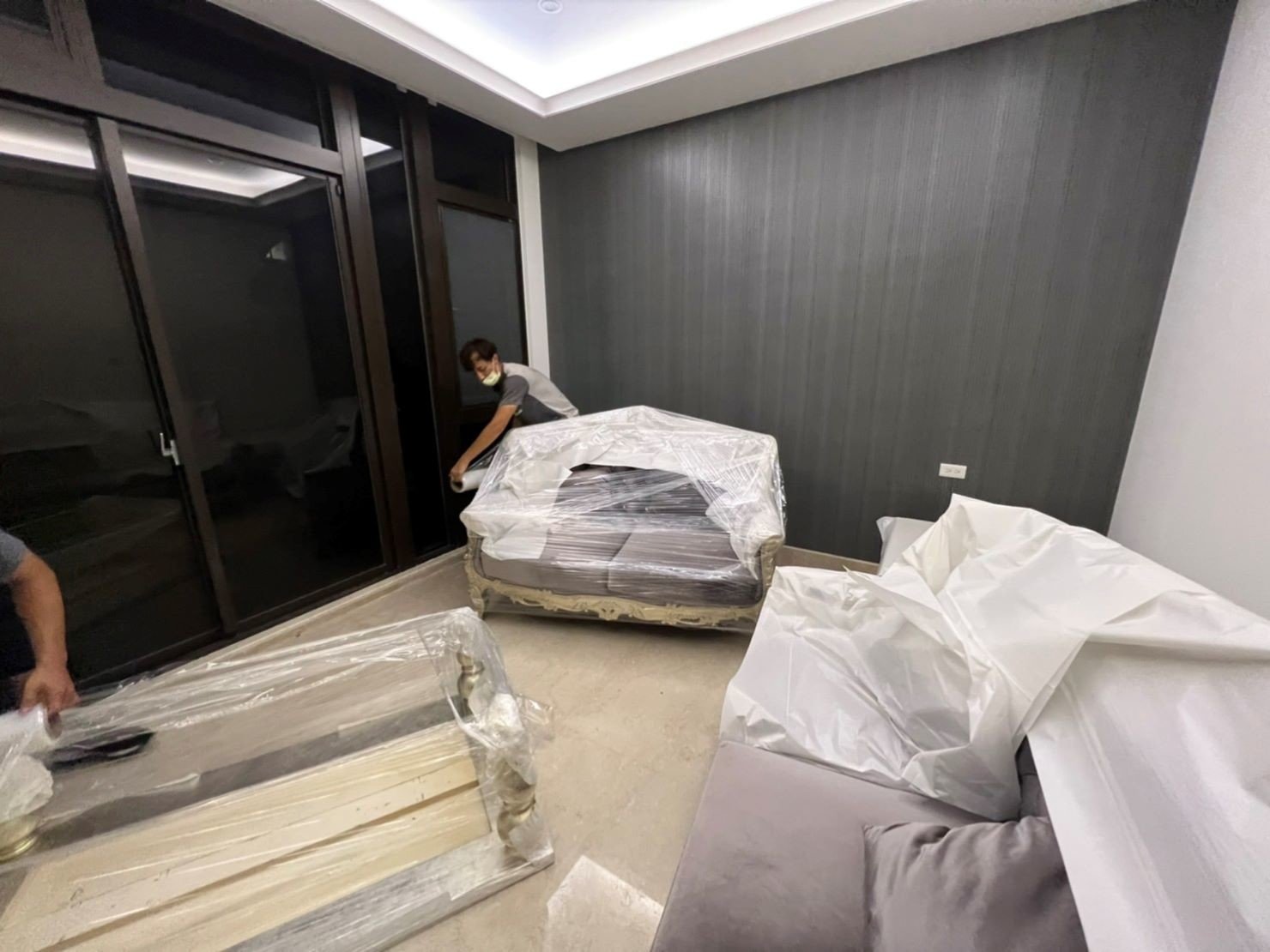 台北倉儲暫放精緻包裝∣南港倉儲暫放精緻包裝∣新北倉儲暫放精緻包裝∣雙北倉儲暫放精緻包裝∣汐止倉儲暫放精緻包裝∣中永和倉儲暫放精緻包裝∣板橋倉儲暫放精緻包裝∣五股倉儲暫放精緻包裝∣基隆倉儲暫放精緻包裝∣桃園倉儲暫放精緻包裝,精緻包裝搬運「細膩包裝、專業搬運、用心服務、以客為尊」是榮福搬家公司的宗旨與精神。歡迎立即來電02-2651-2727專人服務。 台北倉儲暫放精緻包裝∣南港倉儲暫放精緻包裝∣新北倉儲暫放精緻包裝∣雙北倉儲暫放精緻包裝∣汐止倉儲暫放精緻包裝∣中永和倉儲暫放精緻包裝∣板橋倉儲暫放精緻包裝∣五股倉儲暫放精緻包裝∣基隆倉儲暫放精緻包裝∣桃園倉儲暫放精緻包裝,精緻包裝搬運「細膩包裝、專業搬運、用心服務、以客為尊」是榮福搬家公司的宗旨與精神。歡迎立即來電02-2651-2727專人服務。