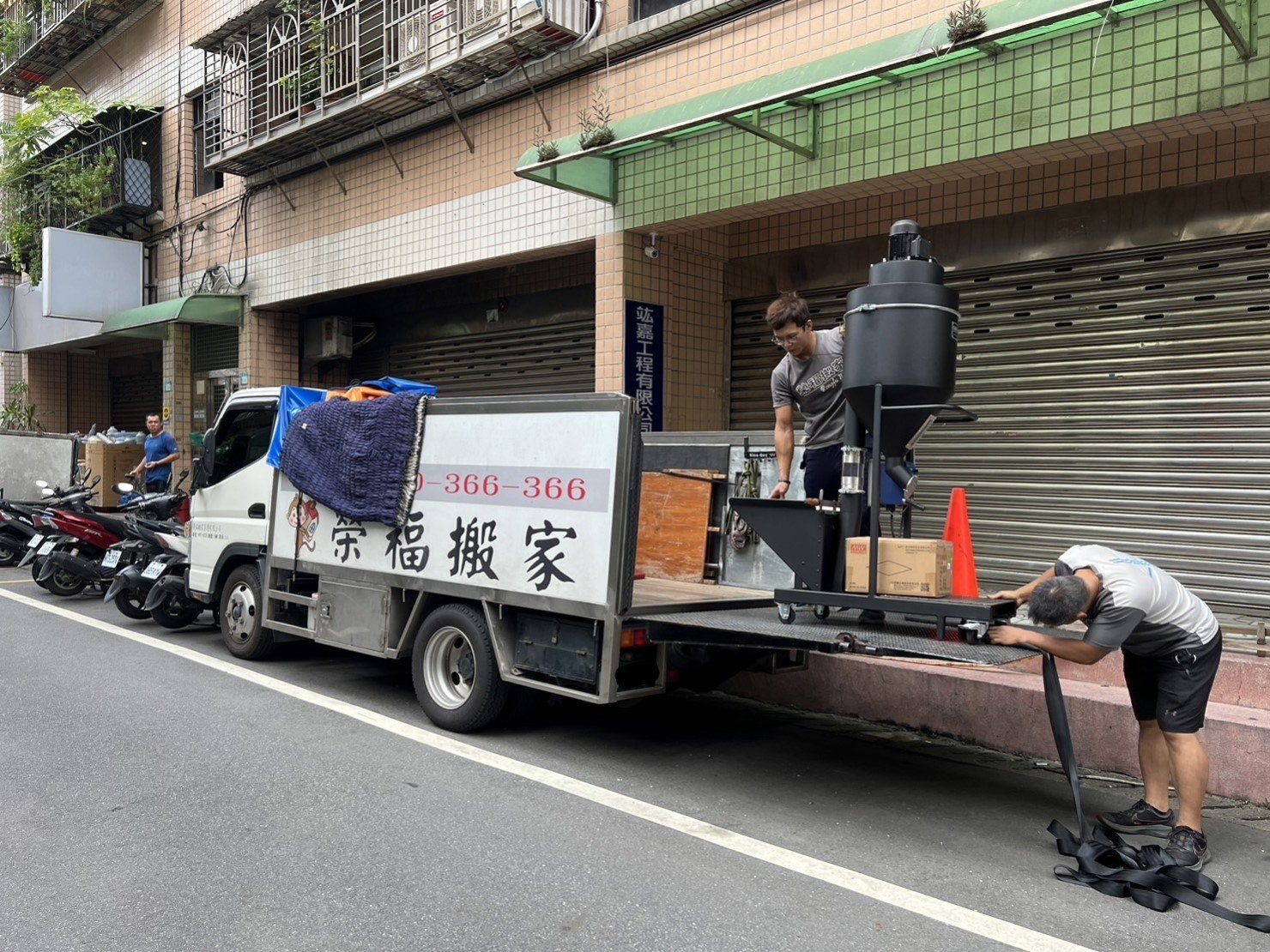 咖啡廠房商用烘豆機搬運、個人工作室烘豆機搬運、搬特殊重物商用烘豆機【榮福搬家】搬特殊重物落地型烘豆機、搬桌上型烘豆機、搬咖啡烘配去石機、搬咖啡烘焙剔石機、搬咖啡豆風選機、搬咖啡豆檢石機、搬咖啡豆選石機、營業用攪拌機搬運、營業用冰箱精緻包裝、營業用烤箱搬遷、麵包切割機、營業用冰箱搬遷、工作檯包裝,工作桌,台北搬家公司推薦:大台北搬家,精緻包裝搬運「細膩包裝、專業搬運、用心服務、以客為尊」是榮福搬家公司的宗旨與精神。歡迎立即來電02-2651-2727專人服務。 咖啡廠房商用烘豆機搬運、個人工作室烘豆機搬運、搬特殊重物商用烘豆機【榮福搬家】搬特殊重物落地型烘豆機、搬桌上型烘豆機、搬咖啡烘配去石機、搬咖啡烘焙剔石機、搬咖啡豆風選機、搬咖啡豆檢石機、搬咖啡豆選石機、營業用攪拌機搬運、營業用冰箱精緻包裝、營業用烤箱搬遷、麵包切割機、營業用冰箱搬遷、工作檯包裝,工作桌,台北搬家公司推薦:大台北搬家,精緻包裝搬運「細膩包裝、專業搬運、用心服務、以客為尊」是榮福搬家公司的宗旨與精神。歡迎立即來電02-2651-2727專人服務。