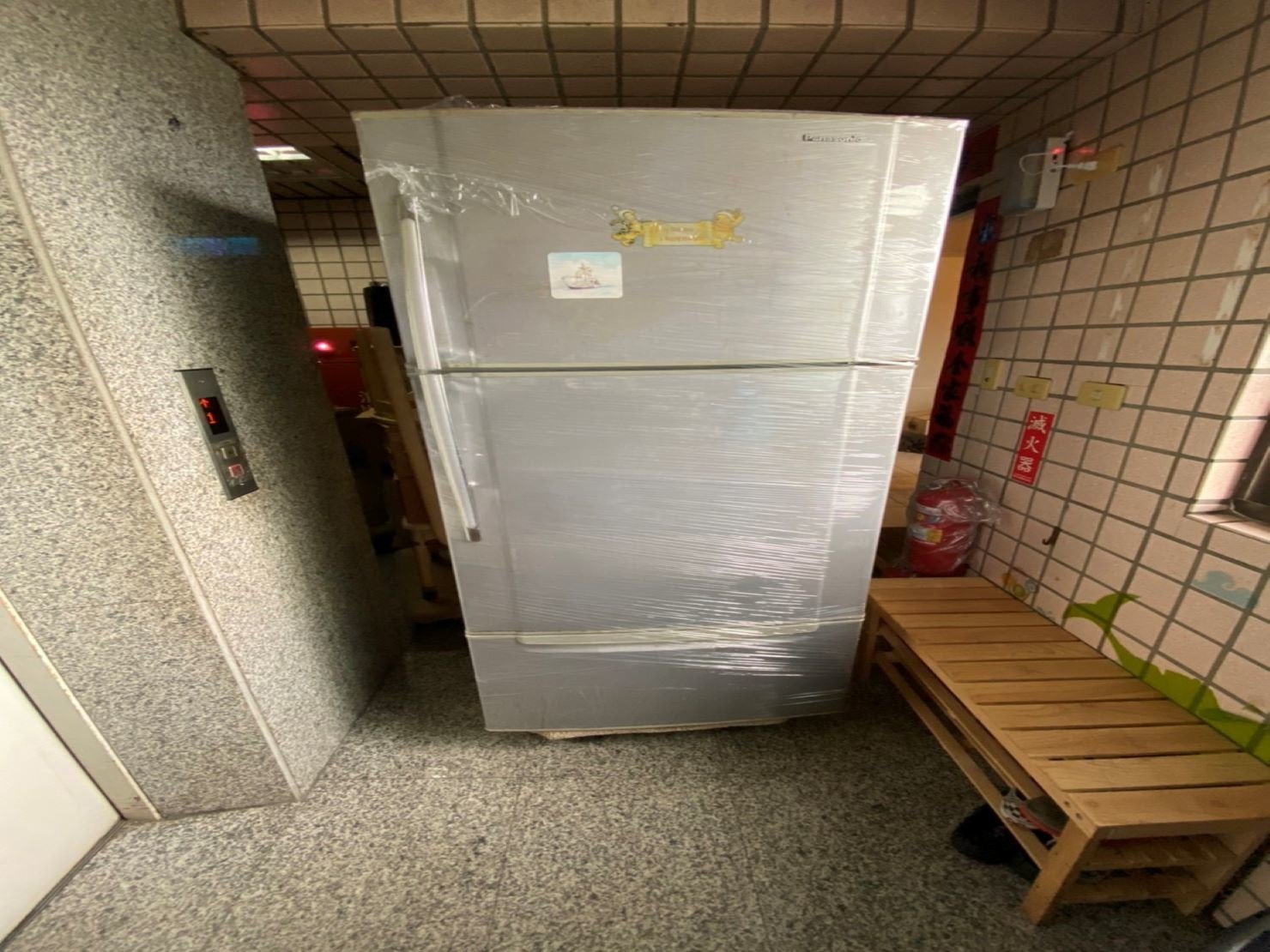 搬家公司推薦【榮福搬家】給您最有品質、最安全的搬運服務:家庭搬遷冰箱搬運以膠膜層層綑繞防塵、防水氣潮濕-台北搬家公司推薦榮福搬家 家庭搬遷冰箱搬運以膠膜層層綑繞防塵、防水氣潮濕-台北搬家公司推薦榮福搬家
