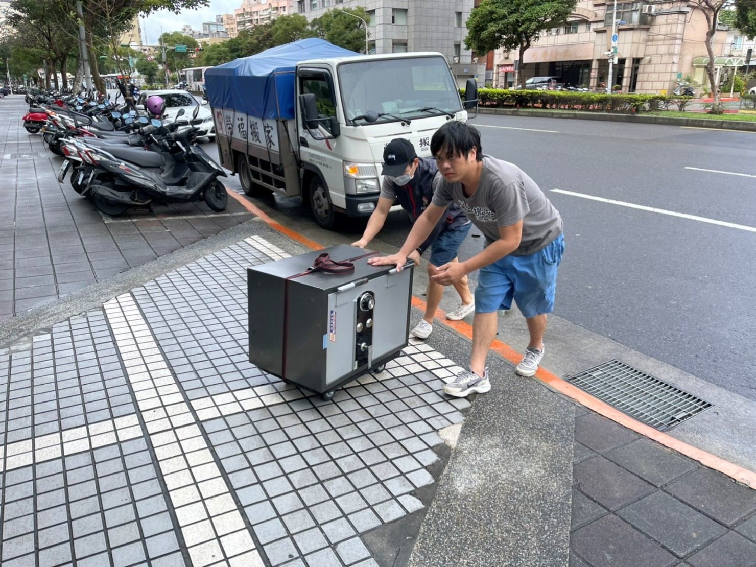 搬金庫【榮福搬家公司】重物搬運、搬披薩窯、精搬金庫、搬保險櫃、精搬魚缸、跨縣搬家、搬工派遣、搬運、搬家公司推薦、搬洗衣機、搬床墊、搬冰箱、搬家具、搬家首選、吊掛搬運、吊家具搬運、台北搬家公司推薦:大台北搬家,精緻包裝搬運「細膩包裝、專業搬運、用心服務、以客為尊」是榮福搬家公司的宗旨與精神。歡迎立即來電02-2651-2727專人服務。 搬金庫【榮福搬家公司】重物搬運、搬披薩窯、精搬金庫、搬保險櫃、精搬魚缸、跨縣搬家、搬工派遣、搬運、搬家公司推薦、搬洗衣機、搬床墊、搬冰箱、搬家具、搬家首選、吊掛搬運、吊家具搬運、台北搬家公司推薦:大台北搬家,精緻包裝搬運「細膩包裝、專業搬運、用心服務、以客為尊」是榮福搬家公司的宗旨與精神。歡迎立即來電02-2651-2727專人服務。