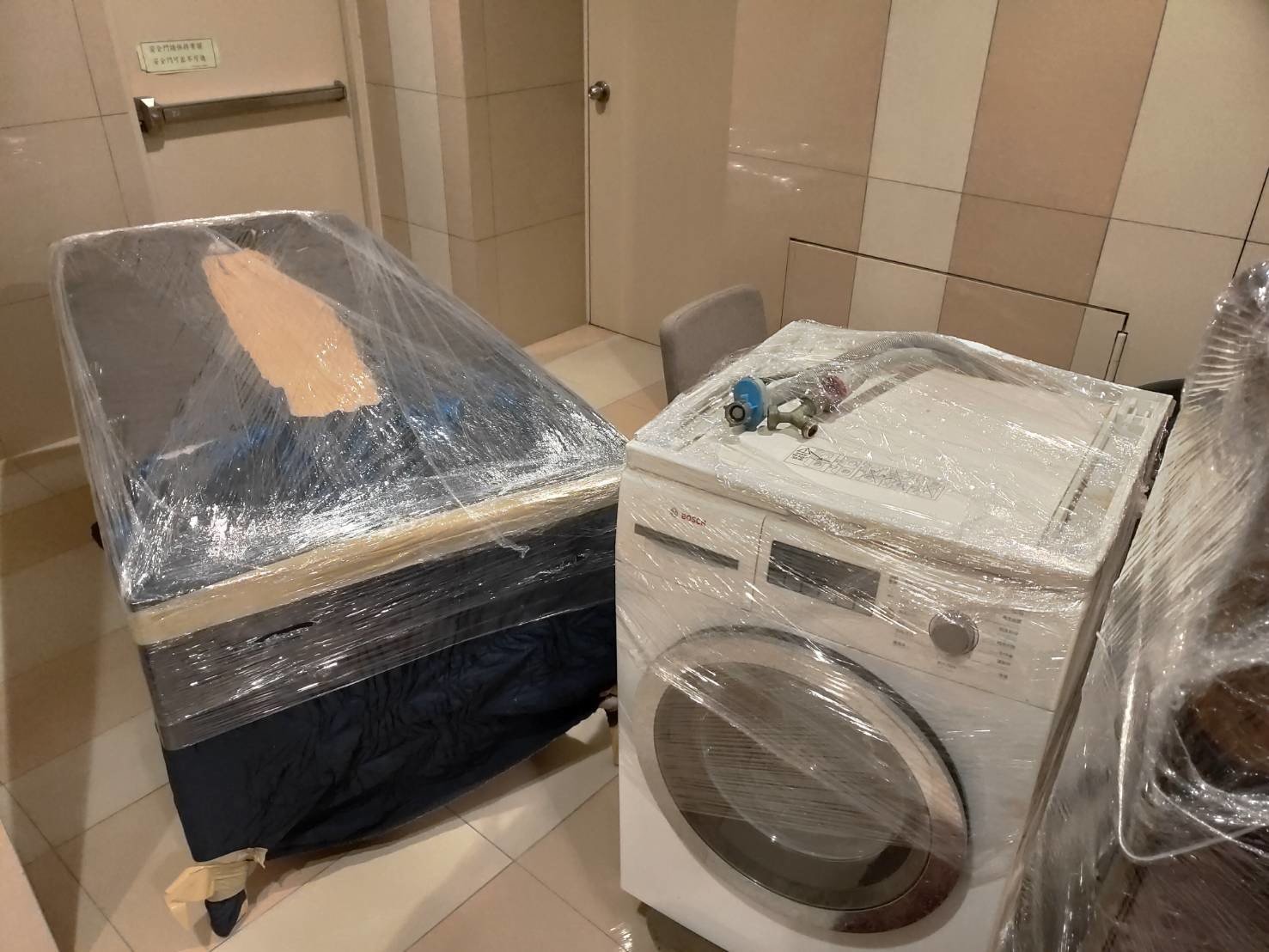 搬洗衣機【榮福搬家公司】家庭搬家、精搬金庫、搬保險櫃、精搬魚缸、跨縣搬家、搬工派遣、搬床墊、搬冰箱、搬家具、搬家首選、吊掛搬運、吊家具搬運、台北搬家公司推薦:大台北搬家,精緻包裝搬運「細膩包裝、專業搬運、用心服務、以客為尊」是榮福搬家公司的宗旨與精神。歡迎立即來電02-2651-2727專人服務。 搬洗衣機【榮福搬家公司】家庭搬家、精搬金庫、搬保險櫃、精搬魚缸、跨縣搬家、搬工派遣、搬床墊、搬冰箱、搬家具、搬家首選、吊掛搬運、吊家具搬運、台北搬家公司推薦:大台北搬家,精緻包裝搬運「細膩包裝、專業搬運、用心服務、以客為尊」是榮福搬家公司的宗旨與精神。歡迎立即來電02-2651-2727專人服務。