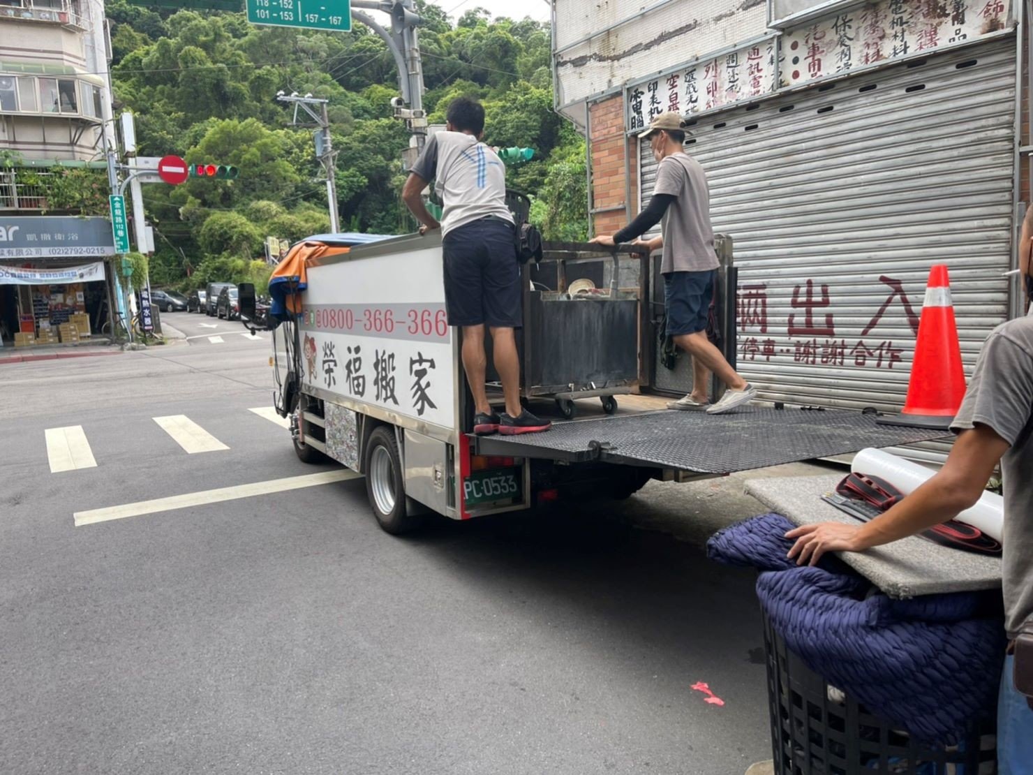 特殊搬運、搬重物【榮福搬家公司】熱炒店展示魚缸、海鮮展示魚缸、海鮮水族魚缸、精搬魚缸、搬魚缸、家庭搬家、跨縣市搬家、搬工計時、人力搬運、搬運、搬床墊、冰箱搬運、搬家具、搬家首選、特殊重物搬運、專搬重物、搬重物技巧、新北搬家公司推薦、搬家車、搬家公司、基隆搬家、南港搬家、桃園搬家公司推薦、台北搬家公司推薦:大台北搬家,精緻包裝搬運「細膩包裝、專業搬運、用心服務、以客為尊」是榮福搬家公司的宗旨與精神。歡迎立即來電02-2651-2727專人服務。 特殊搬運、搬重物【榮福搬家公司】熱炒店展示魚缸、海鮮展示魚缸、海鮮水族魚缸、精搬魚缸、搬魚缸、家庭搬家、跨縣市搬家、搬工計時、人力搬運、搬運、搬床墊、冰箱搬運、搬家具、搬家首選、特殊重物搬運、專搬重物、搬重物技巧、新北搬家公司推薦、搬家車、搬家公司、基隆搬家、南港搬家、桃園搬家公司推薦、台北搬家公司推薦:大台北搬家,精緻包裝搬運「細膩包裝、專業搬運、用心服務、以客為尊」是榮福搬家公司的宗旨與精神。歡迎立即來電02-2651-2727專人服務。