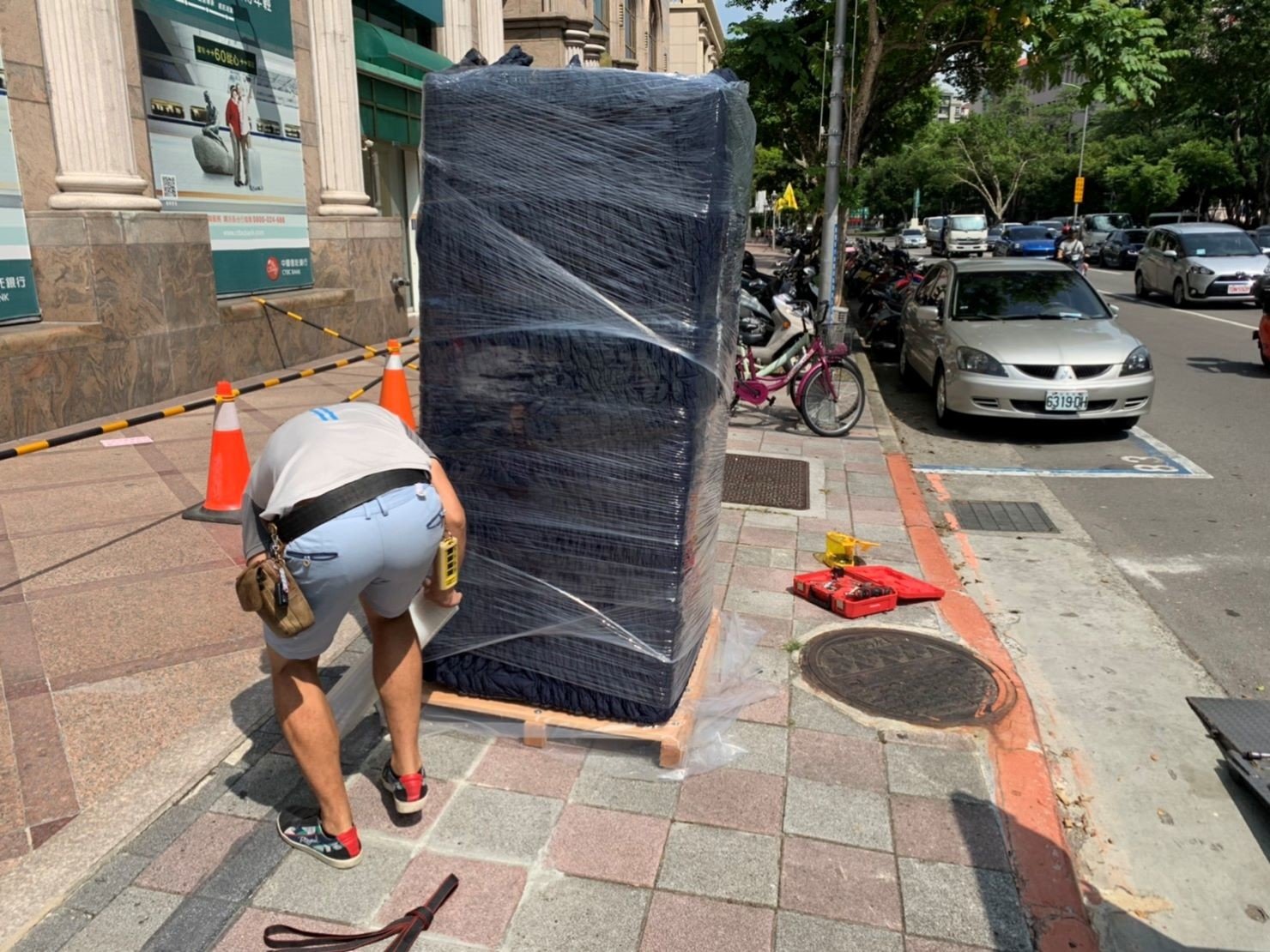 【榮福搬家公司】南港搬家、台北搬家推薦：重物搬運重達200公斤以上的研究室實驗用負30度冰箱搬運，包裝搬運「細膩包裝、專業搬運、用心服務、以客為尊」是榮福搬家公司的宗旨與精神。歡迎立即來電02-2651-2727專人服務。