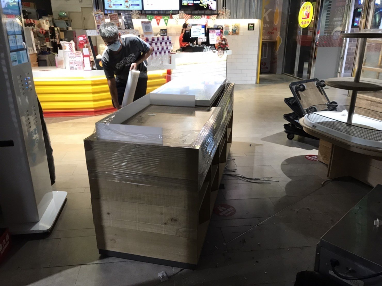 【榮福搬家】百貨烘焙店面搬遷、地下街烘焙店面搬遷、百貨甜點店面搬遷、地下街烘焙店面搬遷、麵包店搬遷、麵包陳列架搬遷、麵包展示架搬遷、店面搬遷、餐飲設備暫放、訂製餐桌椅精緻包裝、營業用攪拌機搬運、營業用冰箱精緻包裝、營業用烤箱搬遷、麵包切割機、營業用冰箱搬遷、工作檯包裝,工作桌,台北搬家公司推薦:大台北搬家,精緻包裝搬運「細膩包裝、專業搬運、用心服務、以客為尊」是榮福搬家公司的宗旨與精神。歡迎立即來電02-2651-2727專人服務。 【榮福搬家】百貨烘焙店面搬遷、地下街烘焙店面搬遷、百貨甜點店面搬遷、地下街烘焙店面搬遷、麵包店搬遷、麵包陳列架搬遷、麵包展示架搬遷、店面搬遷、餐飲設備暫放、訂製餐桌椅精緻包裝、營業用攪拌機搬運、營業用冰箱精緻包裝、營業用烤箱搬遷、麵包切割機、營業用冰箱搬遷、工作檯包裝,工作桌,台北搬家公司推薦:大台北搬家,精緻包裝搬運「細膩包裝、專業搬運、用心服務、以客為尊」是榮福搬家公司的宗旨與精神。歡迎立即來電02-2651-2727專人服務。