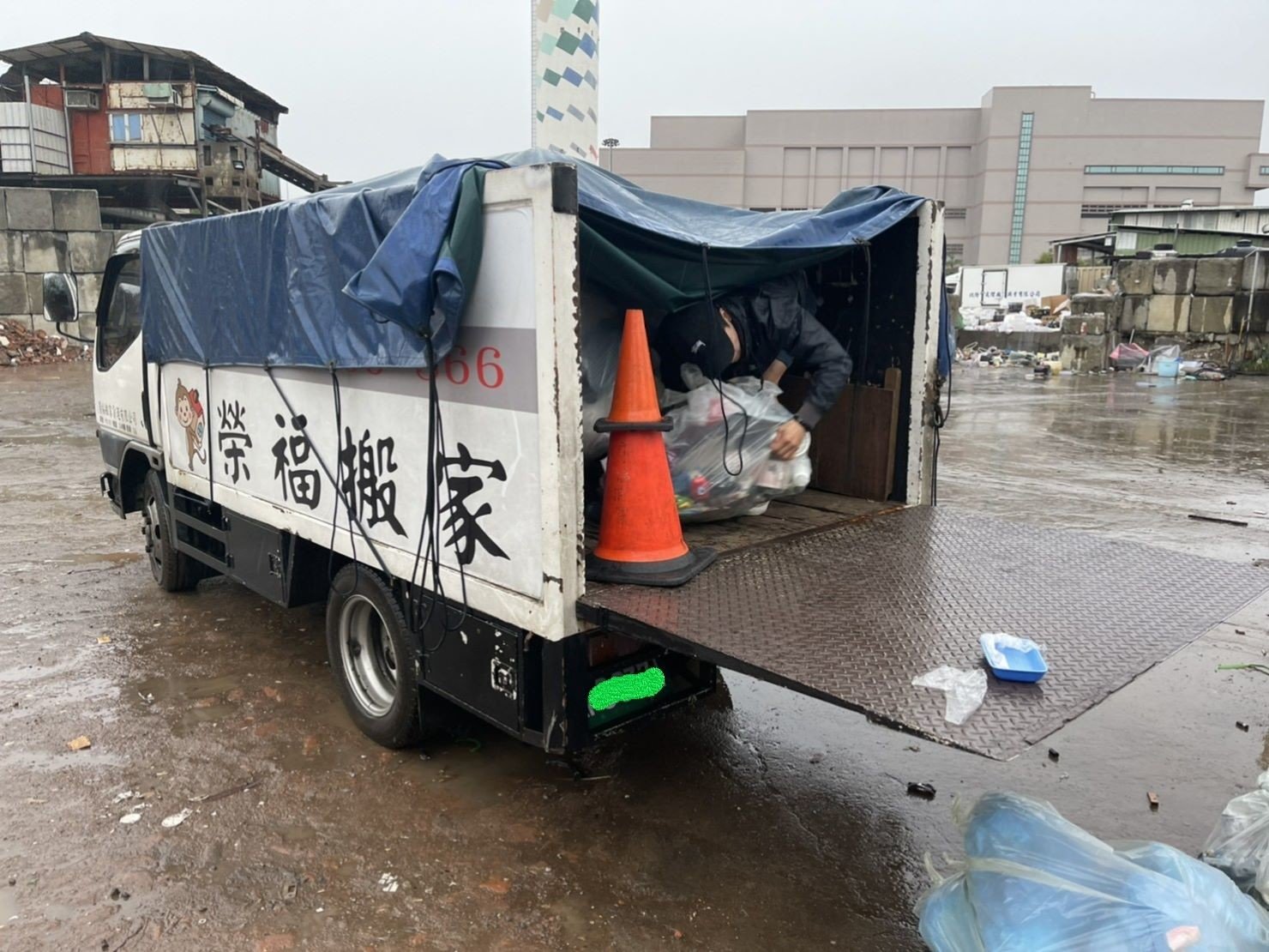 搬家公司推薦、新北搬家推薦【榮福搬家公司】南港搬家、桃園搬家公司推薦、台北搬家公司推薦、廢棄家具處理、廢棄家具清運、家庭廢棄物清運、清運、搬家、家具垃圾清運、搬家具、冰箱搬運、基隆搬家、搬家電、床墊搬運、搬公司行號、跨縣市搬家、家庭搬家、搬鋼琴、搬工、搬運、搬家紙箱,針對顧客都秉持以用心實在專業搬家技巧,搬家實在用心值得您的信賴與選擇。歡迎來電咨詢02-2651-2727,榮福搬家有專員立即為您服務。 搬家公司推薦、新北搬家推薦【榮福搬家公司】南港搬家、桃園搬家公司推薦、台北搬家公司推薦、廢棄家具處理、廢棄家具清運、家庭廢棄物清運、清運、搬家、家具垃圾清運、搬家具、冰箱搬運、基隆搬家、搬家電、床墊搬運、搬公司行號、跨縣市搬家、家庭搬家、搬鋼琴、搬工、搬運、搬家紙箱,針對顧客都秉持以用心實在專業搬家技巧,搬家實在用心值得您的信賴與選擇。歡迎來電咨詢02-2651-2727,榮福搬家有專員立即為您服務。