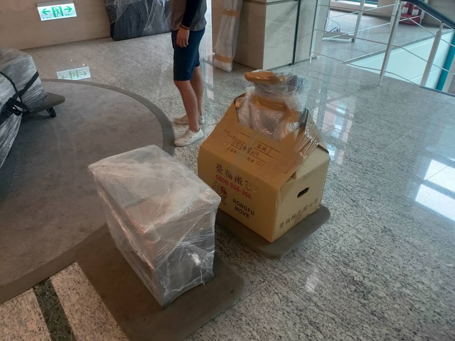 鋼琴搬運【榮福搬家公司】搬鋼琴、搬平台三角琴、口碑第一、台北搬家:三角琴、平台式鋼琴琴凳以氣泡捲來做包裝防護。 鋼琴搬運【榮福搬家公司】搬鋼琴、搬平台三角琴、口碑第一、台北搬家:三角琴、平台式鋼琴琴凳以氣泡捲來做包裝防護。