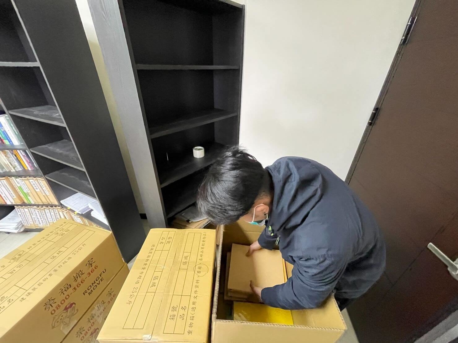 【榮福搬家公司】台北搬公司行號、南港搬公司行號、新北搬公司行號、雙北搬公司行號、中永和搬公司行號、板橋搬公司行號、基隆搬公司行號、五股搬公司行號、桃園搬公司行號、專人到公司打包整理推薦搬運辦公桌、文件資料櫃搬運、書櫃資料櫃搬運、辦公椅、搬資料櫃、辦公室遷移、搬會客桌、碎紙機、印表機、搬玻璃櫥白板、文件收納櫃拆組裝、書櫃拆組裝事務機搬運、搬電腦設備、個人辦公室搬遷、事務所搬遷、律師事務所搬遷、公司行號搬遷、政府機關搬遷、學校單位搬遷、辦公室專人打包裝箱、辦公文件專人打包裝箱分類、搬家紙箱、搬鐵櫃、搬保密文件、保密文件銷毀、搬工計時、搬工服務、人力搬運,針對顧客都秉持以用心實在專業搬家技巧,搬家實在用心值得您的信賴與選擇。歡迎來電咨詢02-2651-2727,榮福搬家有專員立即為您服務。 【榮福搬家公司】台北搬公司行號、南港搬公司行號、新北搬公司行號、雙北搬公司行號、中永和搬公司行號、板橋搬公司行號、基隆搬公司行號、五股搬公司行號、桃園搬公司行號、專人到公司打包整理推薦搬運辦公桌、文件資料櫃搬運、書櫃資料櫃搬運、辦公椅、搬資料櫃、辦公室遷移、搬會客桌、碎紙機、印表機、搬玻璃櫥白板、文件收納櫃拆組裝、書櫃拆組裝事務機搬運、搬電腦設備、個人辦公室搬遷、事務所搬遷、律師事務所搬遷、公司行號搬遷、政府機關搬遷、學校單位搬遷、辦公室專人打包裝箱、辦公文件專人打包裝箱分類、搬家紙箱、搬鐵櫃、搬保密文件、保密文件銷毀、搬工計時、搬工服務、人力搬運,針對顧客都秉持以用心實在專業搬家技巧,搬家實在用心值得您的信賴與選擇。歡迎來電咨詢02-2651-2727,榮福搬家有專員立即為您服務。