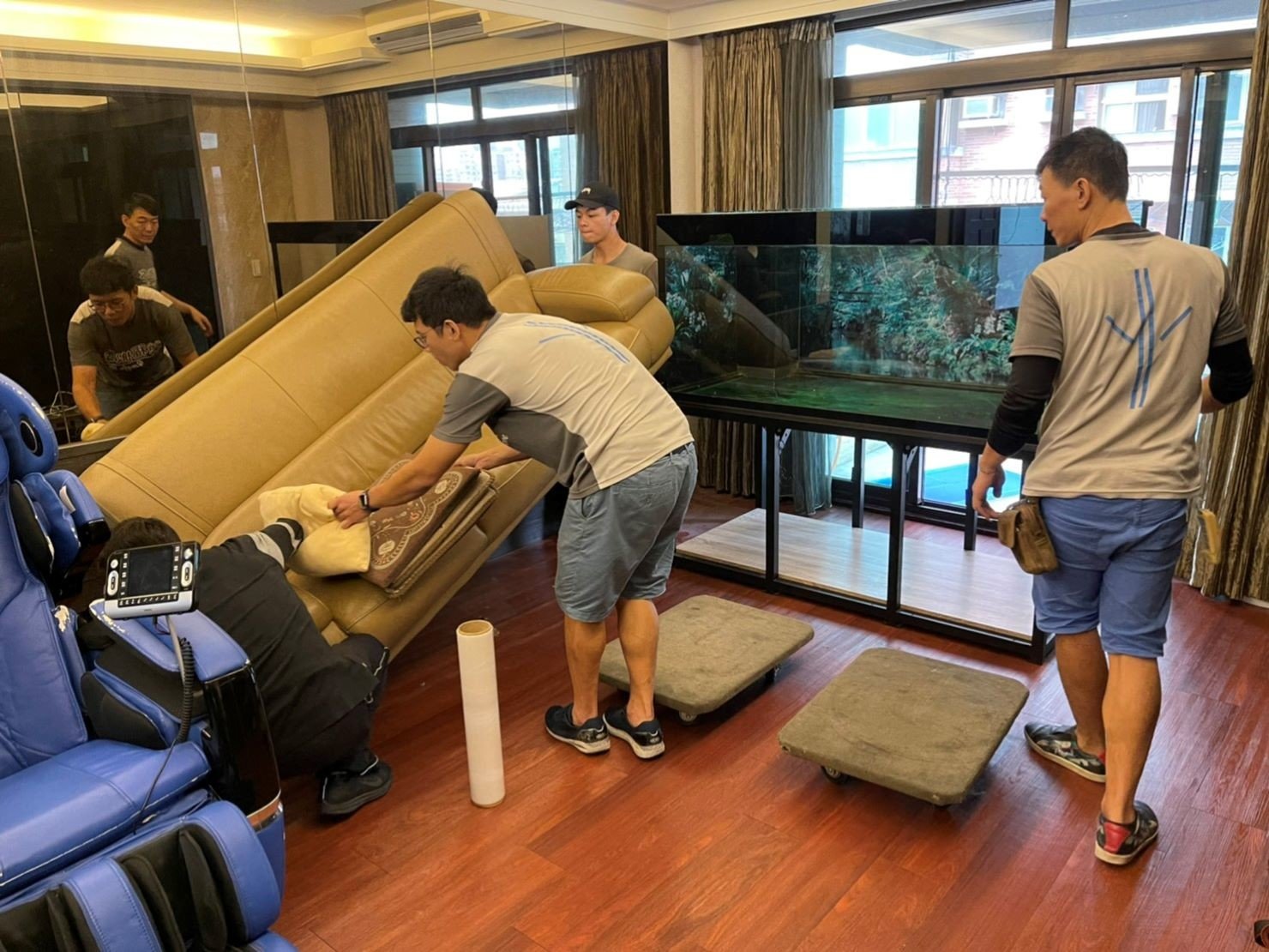 搬家公司推薦、新北搬家推薦【榮福搬家公司】南港搬家、精搬魚缸、桃園搬家公司推薦、台北搬家公司推薦、廢棄家具處理、廢棄家具清運、家庭廢棄物清運、清運、搬家、家具垃圾清運、搬家具、冰箱搬運、基隆搬家、搬洗衣機、搬家電、床墊搬運、搬保險櫃、搬金庫、搬公司行號、跨縣市搬家、搬沙發、家庭搬家、搬家首選、搬鋼琴、搬工、搬運、搬家紙箱,針對顧客都秉持以用心實在專業搬家技巧,搬家實在用心值得您的信賴與選擇。歡迎來電咨詢02-2651-2727,榮福搬家有專員立即為您服務。 搬家公司推薦、新北搬家推薦【榮福搬家公司】南港搬家、精搬魚缸、桃園搬家公司推薦、台北搬家公司推薦、廢棄家具處理、廢棄家具清運、家庭廢棄物清運、清運、搬家、家具垃圾清運、搬家具、冰箱搬運、基隆搬家、搬洗衣機、搬家電、床墊搬運、搬保險櫃、搬金庫、搬公司行號、跨縣市搬家、搬沙發、家庭搬家、搬家首選、搬鋼琴、搬工、搬運、搬家紙箱,針對顧客都秉持以用心實在專業搬家技巧,搬家實在用心值得您的信賴與選擇。歡迎來電咨詢02-2651-2727,榮福搬家有專員立即為您服務。