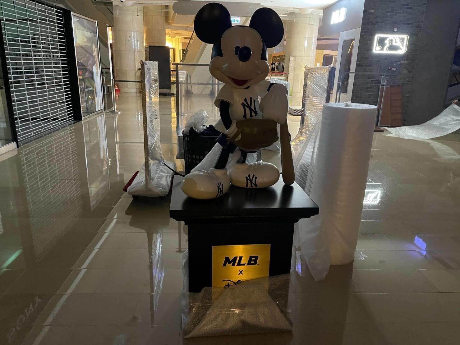 【榮福搬家】百貨倉儲暫放精緻包裝、百貨撤櫃、展示架搬運、中島雙排架搬運、服裝店展示架搬運、落地是掛衣架搬運,服飾店模特兒搬運、品牌大型公仔搬運、海外公仔搬運、公仔精緻包裝、模型精緻包裝,台北搬家公司推薦:大台北搬家,精緻包裝搬運「細膩包裝、專業搬運、用心服務、以客為尊」是榮福搬家公司的宗旨與精神。歡迎立即來電02-2651-2727專人服務。 【榮福搬家】百貨倉儲暫放精緻包裝、百貨撤櫃、展示架搬運、中島雙排架搬運、服裝店展示架搬運、落地是掛衣架搬運,服飾店模特兒搬運、品牌大型公仔搬運、海外公仔搬運、公仔精緻包裝、模型精緻包裝,台北搬家公司推薦:大台北搬家,精緻包裝搬運「細膩包裝、專業搬運、用心服務、以客為尊」是榮福搬家公司的宗旨與精神。歡迎立即來電02-2651-2727專人服務。